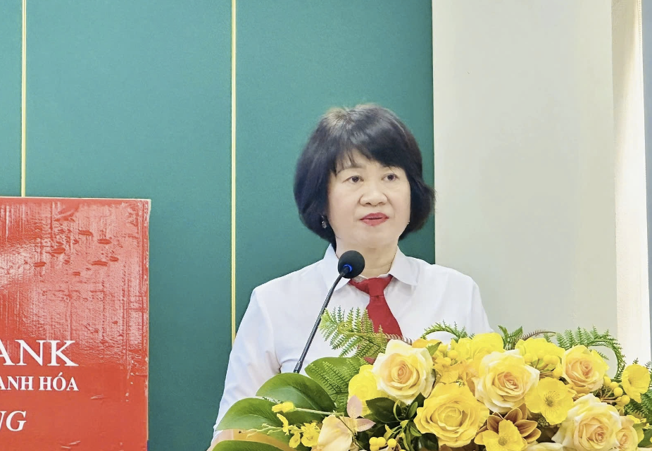 Bà Trịnh Thị Kim Liên, Phó Giám đốc, Chủ tịch Công đoàn Agribank Nam Thanh Hóa phát biểu tại buổi lễ.