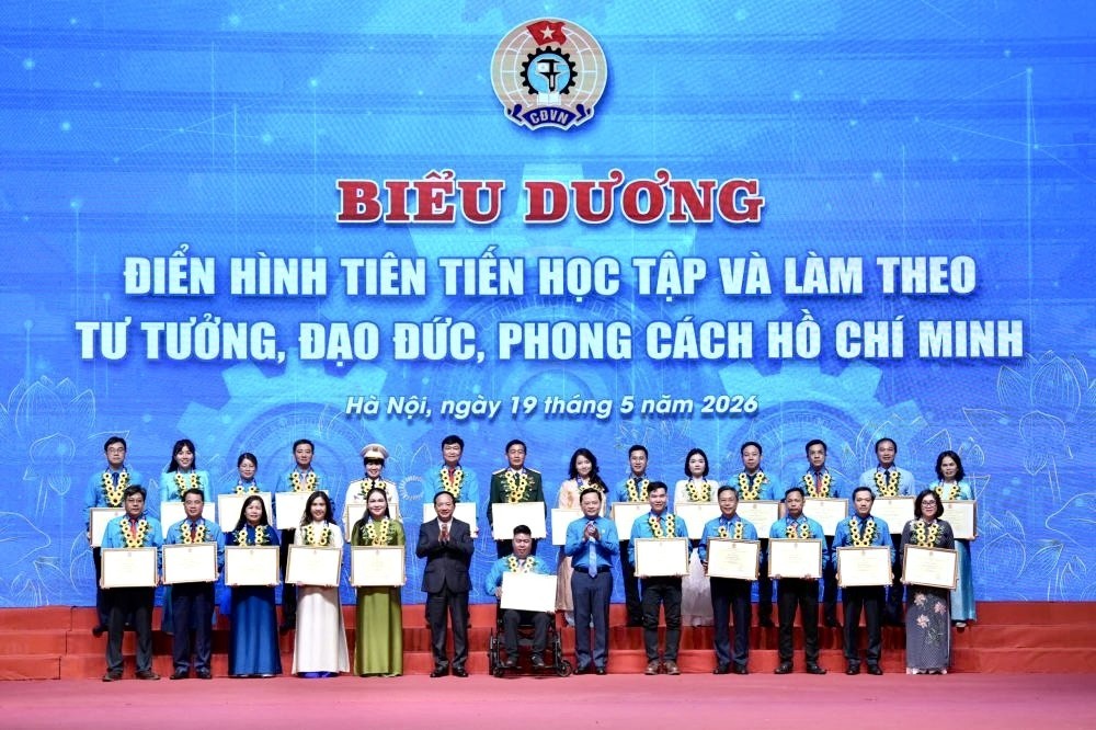 Tuyên dương điển hình tiên tiến học tập và làm theo tư tưởng, đạo đức, phong cách Hồ Chí Minh trong các cấp công đoàn