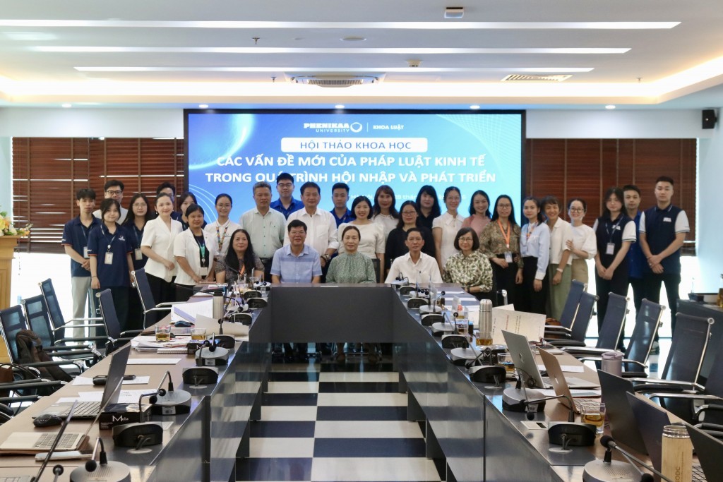 Các đại biểu chụp ảnh lưu niệm tại Hội thảo