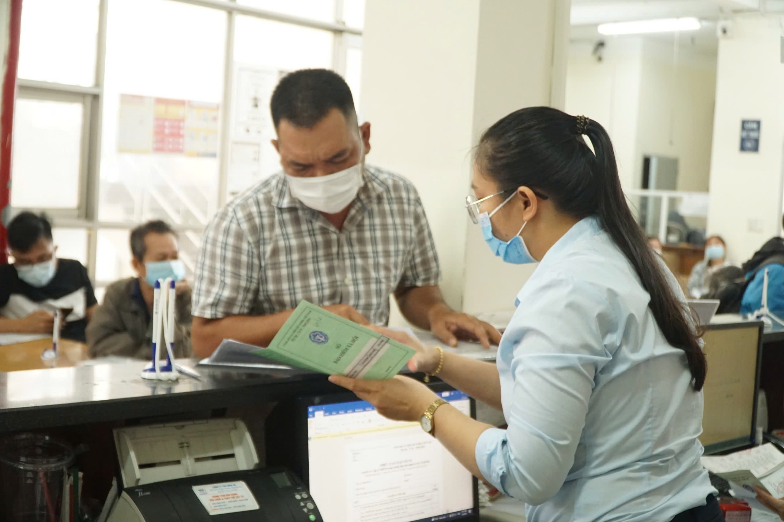 Sau khi đã nghỉ việc 03 năm có tiếp tục đóng ở sổ BHXH cũ được không?