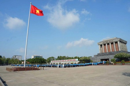 Đại biểu dự Đại hội XIV Công đoàn Việt Nam dâng hương tưởng niệm Chủ tịch Hồ Chí Minh và các Anh hùng liệt sĩ