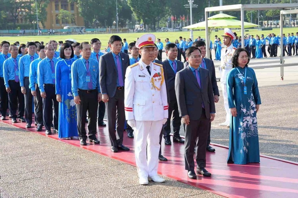 Đại biểu dự Đại hội XIV Công đoàn Việt Nam dâng hương tưởng niệm Chủ tịch Hồ Chí Minh và các Anh hùng liệt sĩ