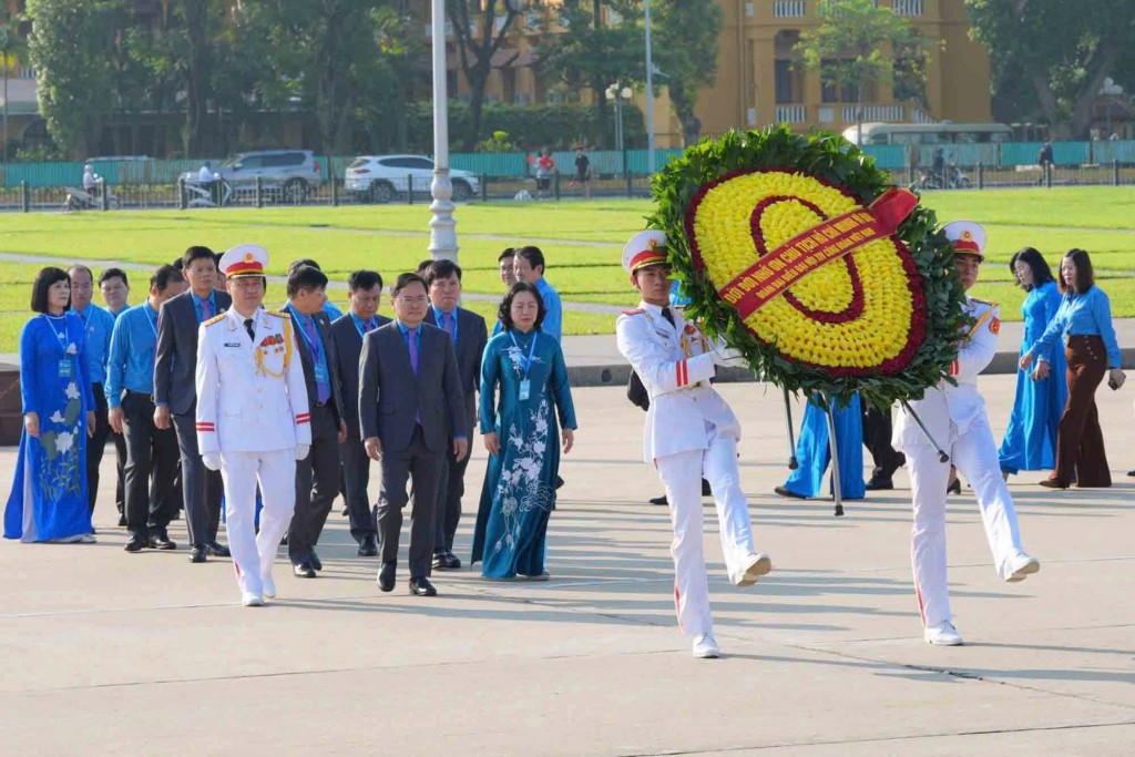Đại biểu dự Đại hội XIV Công đoàn Việt Nam dâng hương tưởng niệm Chủ tịch Hồ Chí Minh và các Anh hùng liệt sĩ