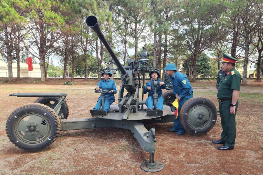 Đại tá Đinh Văn Thê, Phó Chỉ huy trưởng kiêm Tham mưu trưởng Bộ CHQS tỉnh Gia Lai kiểm tra các thao tác kỹ chiến thuật của Khẩu đội 1, Trung đội 1, Đại đội PPK 37mm-1 xã Ia Krái