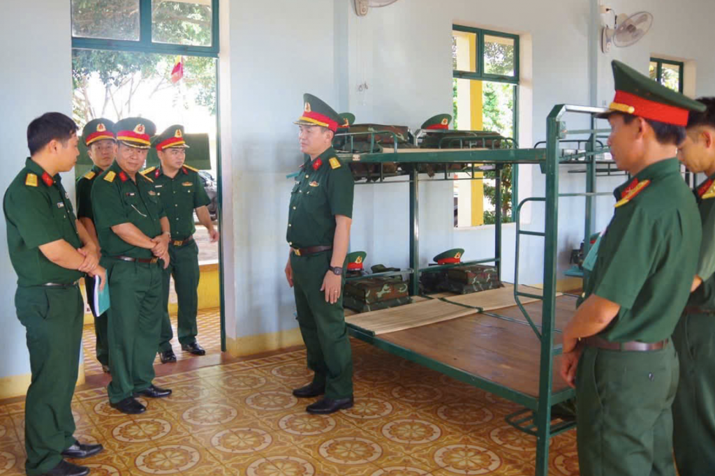 Đại tá Võ Tấn Tài, Chính ủy Bộ CHQS kiểm tra kết quả thực hiện nhiệm vụ quân sự, quốc phòng địa phương tại các đơn vị đóng quân trên địa bàn biên giới của tỉnh