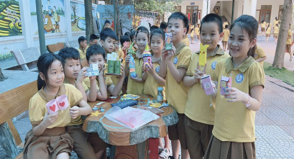 Học sinh hào hứng tham gia “Giờ ra chơi trải nghiệm sáng tạo” do nhà trường tổ chức