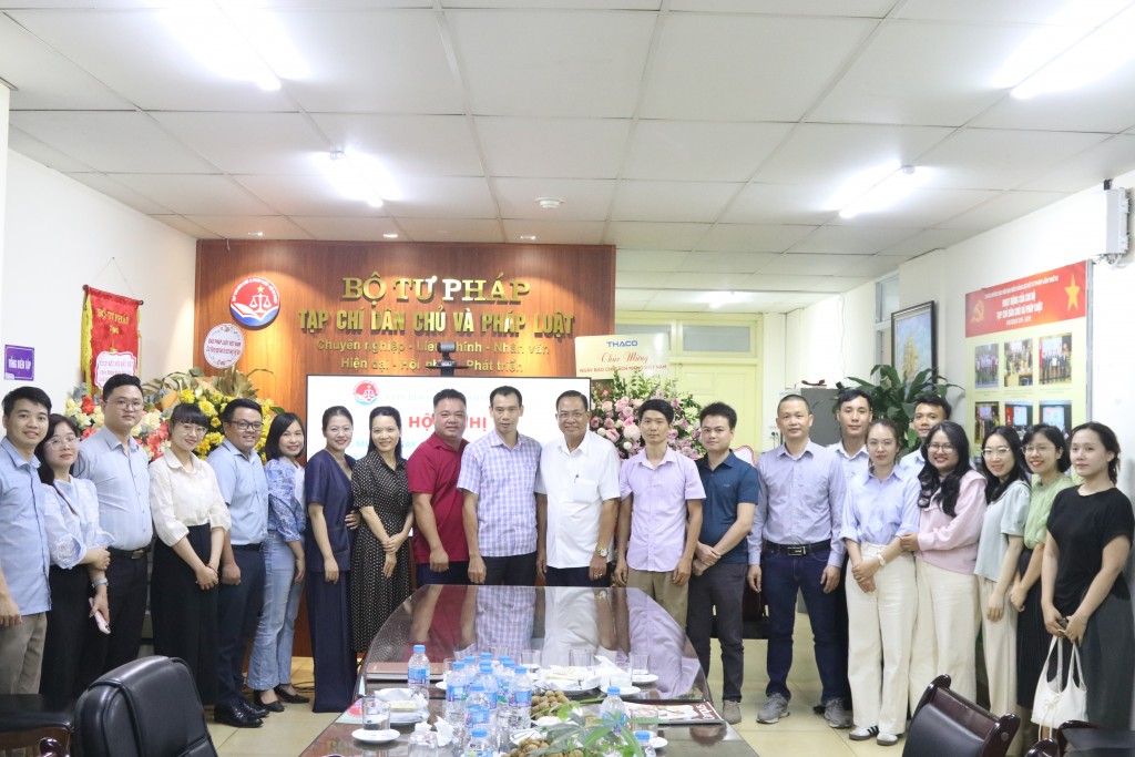 Các đại biểu chụp ảnh lưu niệm tại hội nghị