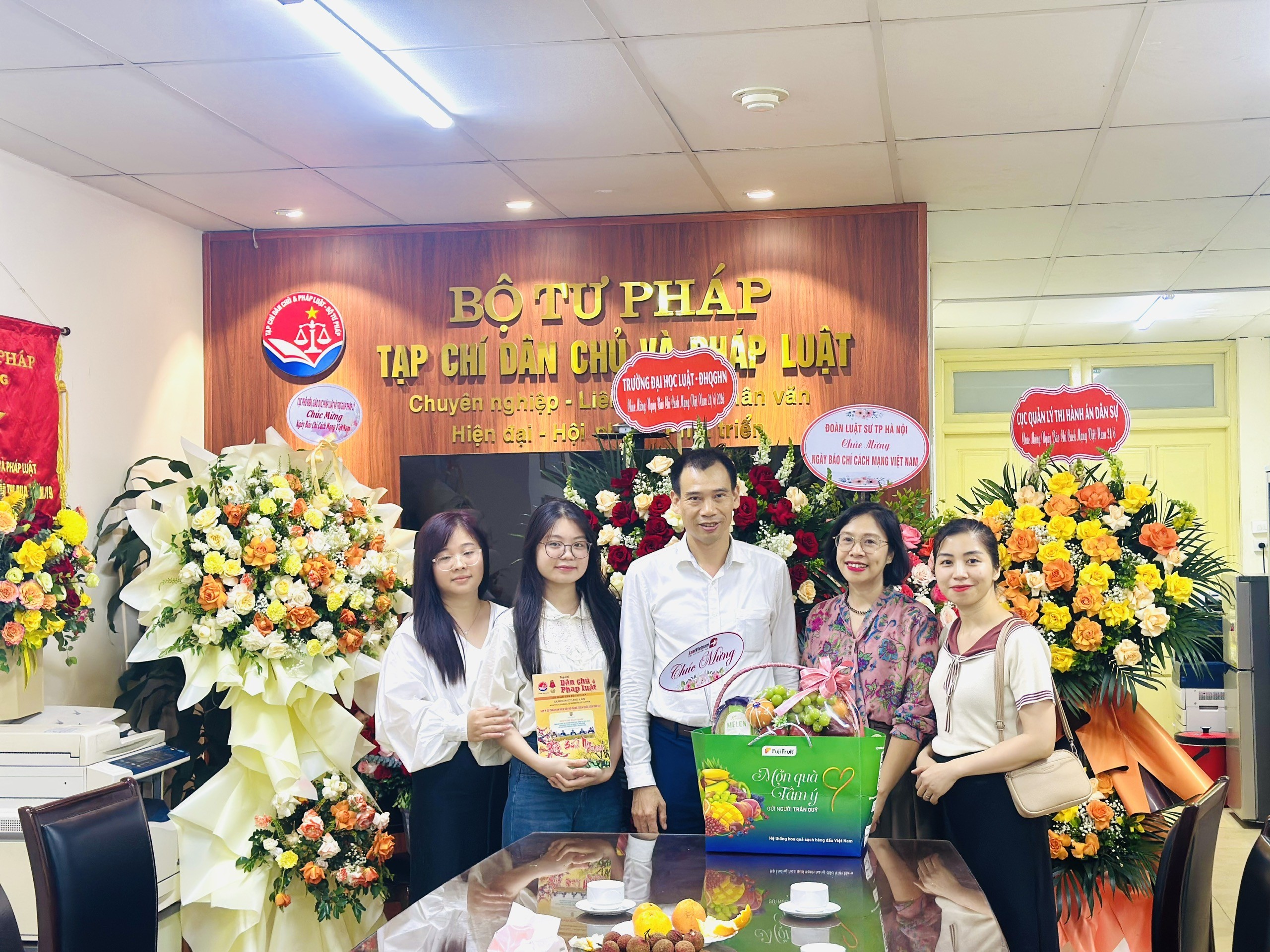 Tạp chí Dân chủ và Pháp luật đón nhận những tình cảm tốt đẹp nhân kỷ niệm 101 năm Ngày Báo chí cách mạng Việt Nam