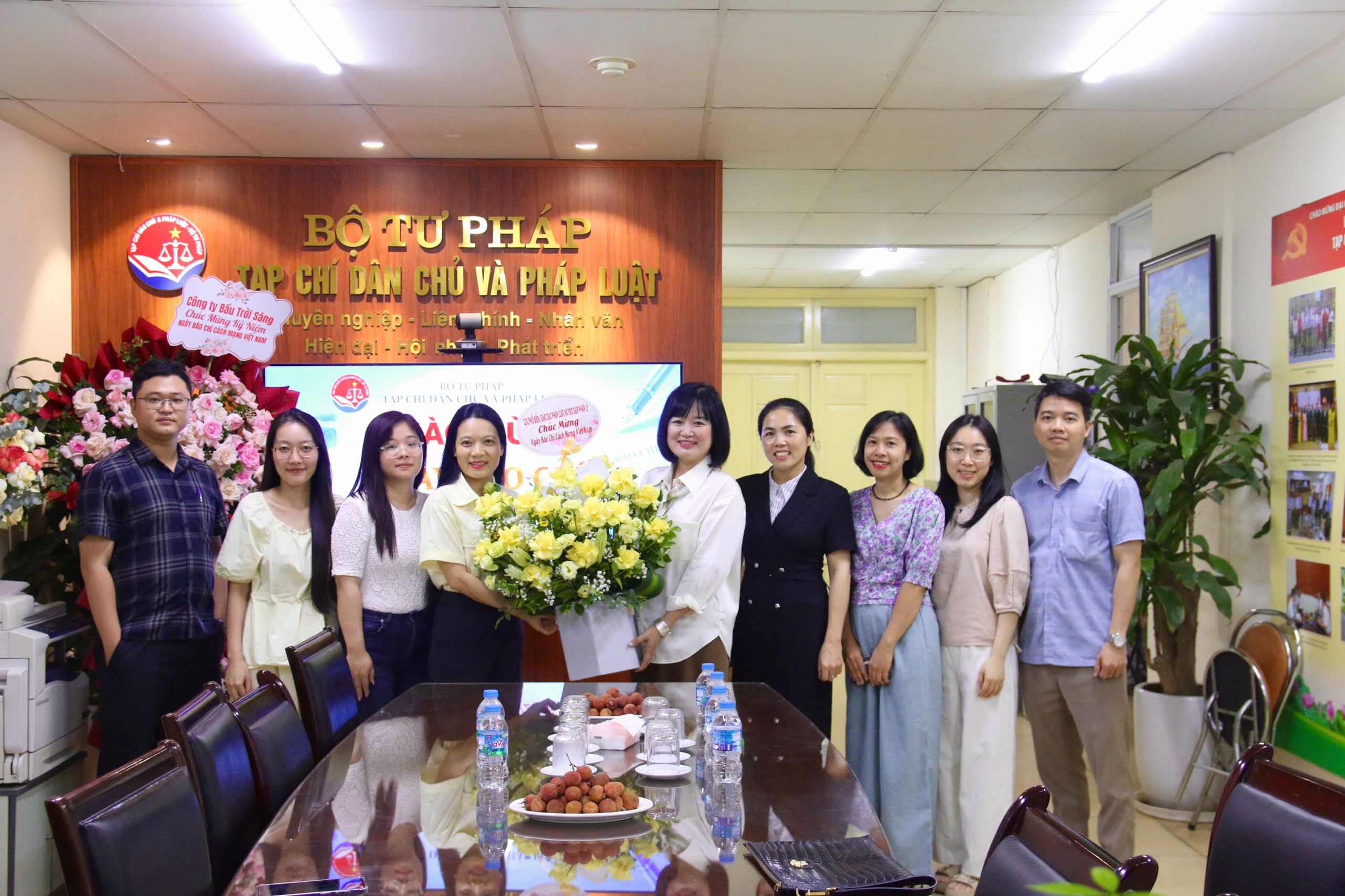 Tạp chí Dân chủ và Pháp luật đón nhận những tình cảm tốt đẹp nhân kỷ niệm 101 năm Ngày Báo chí cách mạng Việt Nam