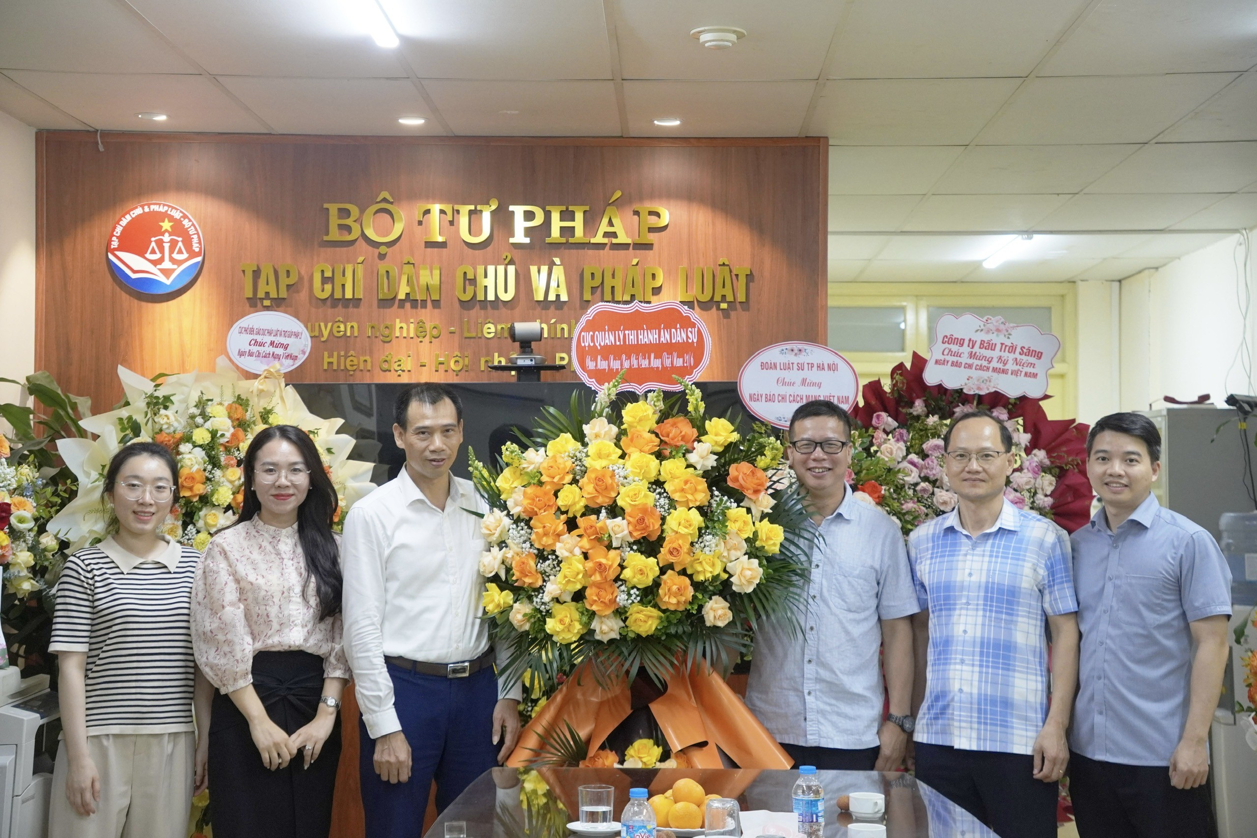 Tạp chí Dân chủ và Pháp luật đón nhận những tình cảm tốt đẹp nhân kỷ niệm 101 năm Ngày Báo chí cách mạng Việt Nam