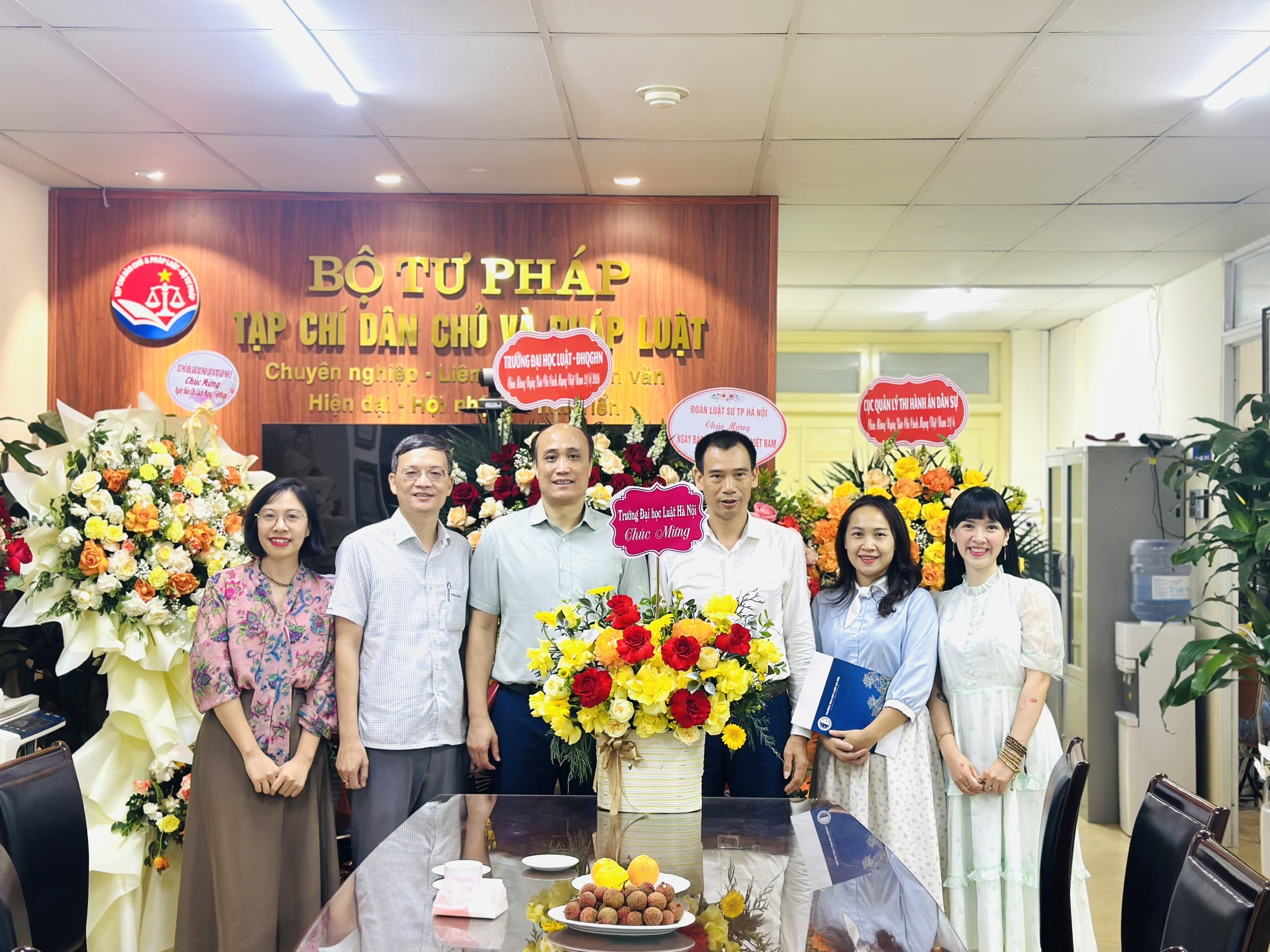 Tạp chí Dân chủ và Pháp luật đón nhận những tình cảm tốt đẹp nhân kỷ niệm 101 năm Ngày Báo chí cách mạng Việt Nam