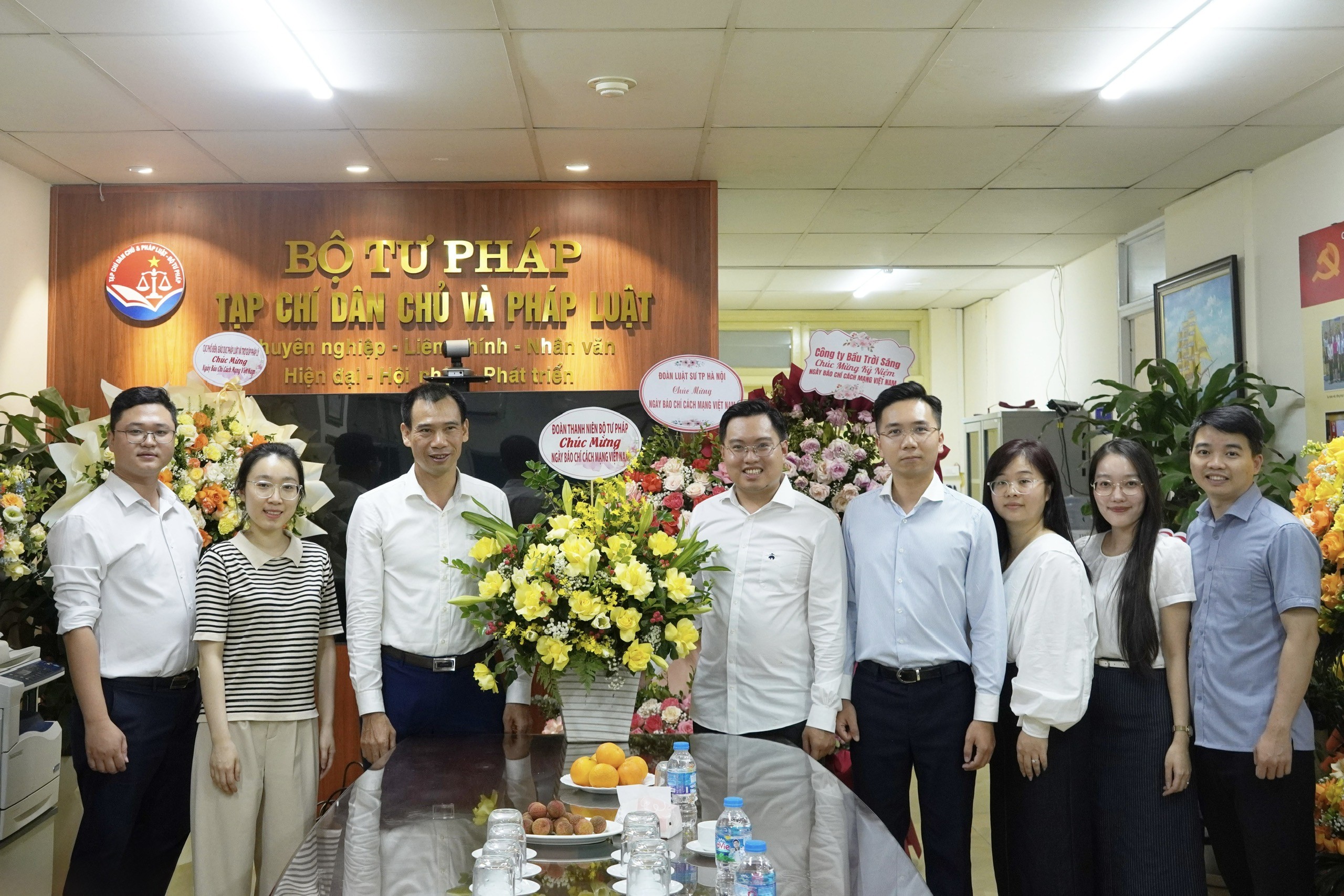 Tạp chí Dân chủ và Pháp luật đón nhận những tình cảm tốt đẹp nhân kỷ niệm 101 năm Ngày Báo chí cách mạng Việt Nam