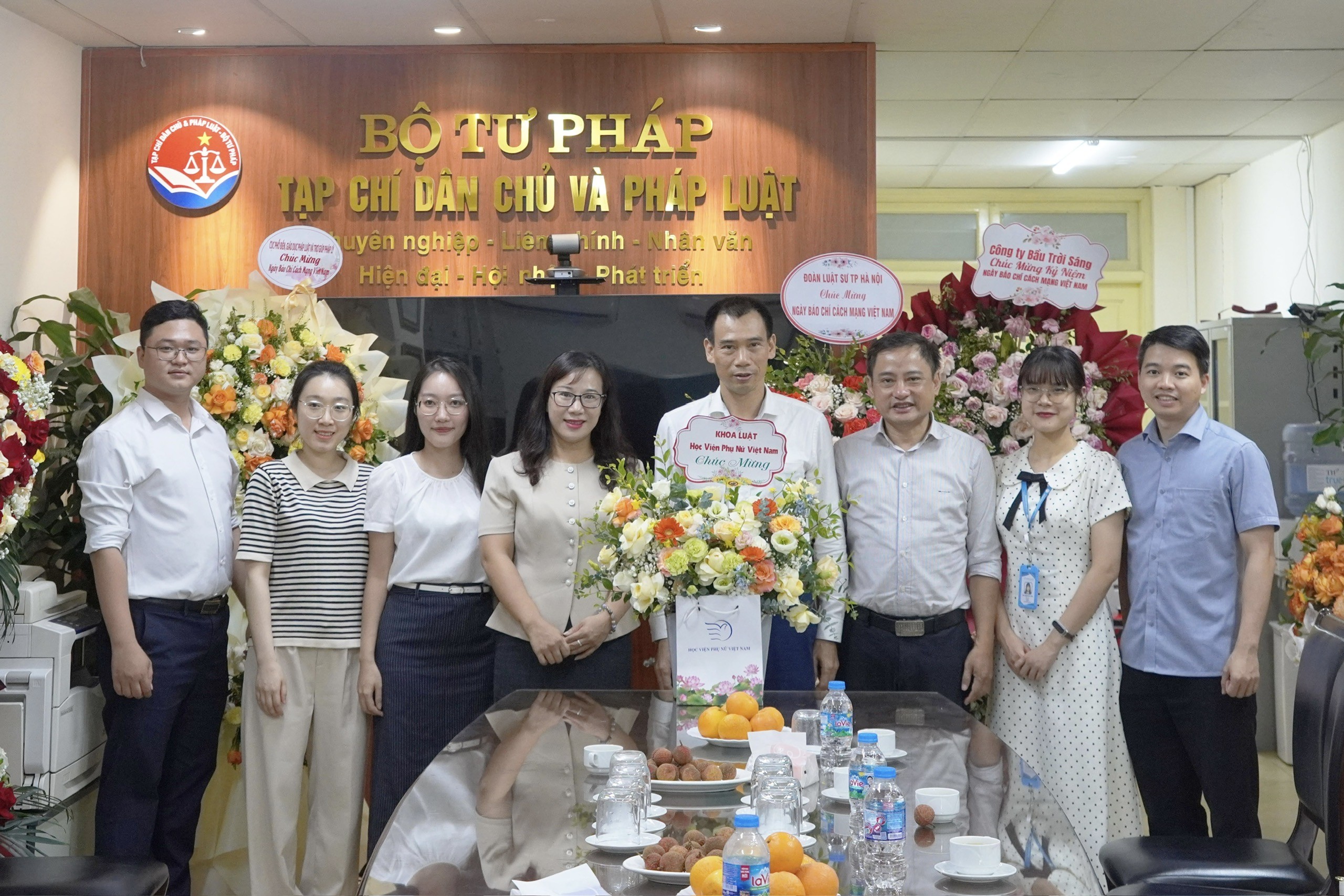 Tạp chí Dân chủ và Pháp luật đón nhận những tình cảm tốt đẹp nhân kỷ niệm 101 năm Ngày Báo chí cách mạng Việt Nam