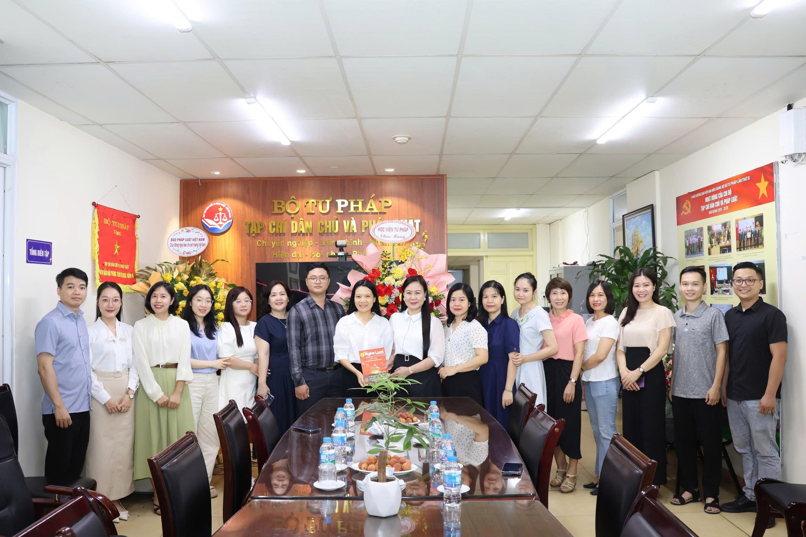 Tạp chí Dân chủ và Pháp luật đón nhận những tình cảm tốt đẹp nhân kỷ niệm 101 năm Ngày Báo chí cách mạng Việt Nam