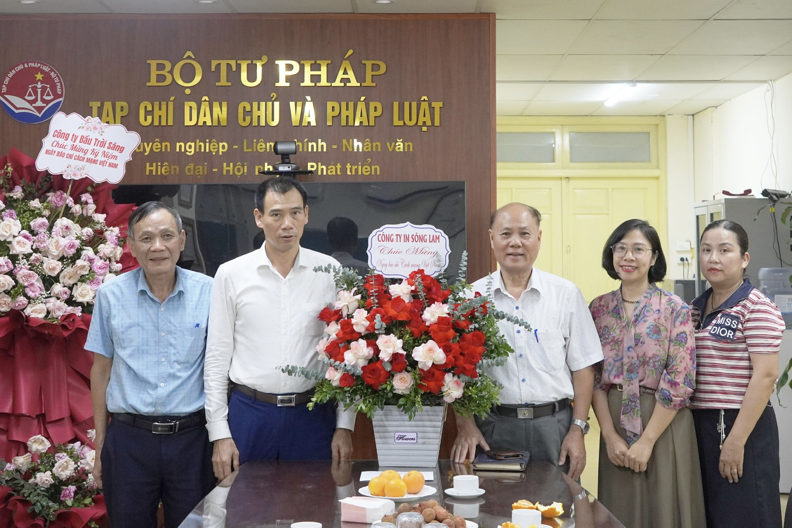 Tạp chí Dân chủ và Pháp luật đón nhận những tình cảm tốt đẹp nhân kỷ niệm 101 năm Ngày Báo chí cách mạng Việt Nam