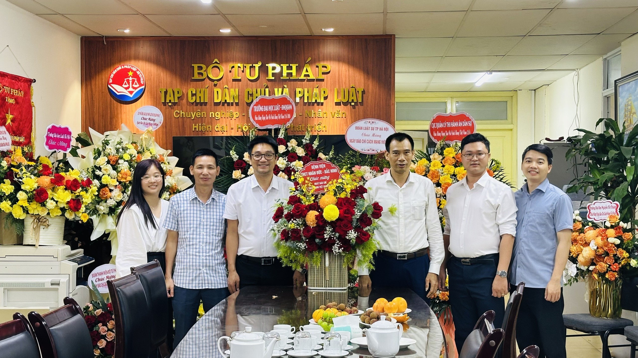 Tạp chí Dân chủ và Pháp luật đón nhận những tình cảm tốt đẹp nhân kỷ niệm 101 năm Ngày Báo chí cách mạng Việt Nam