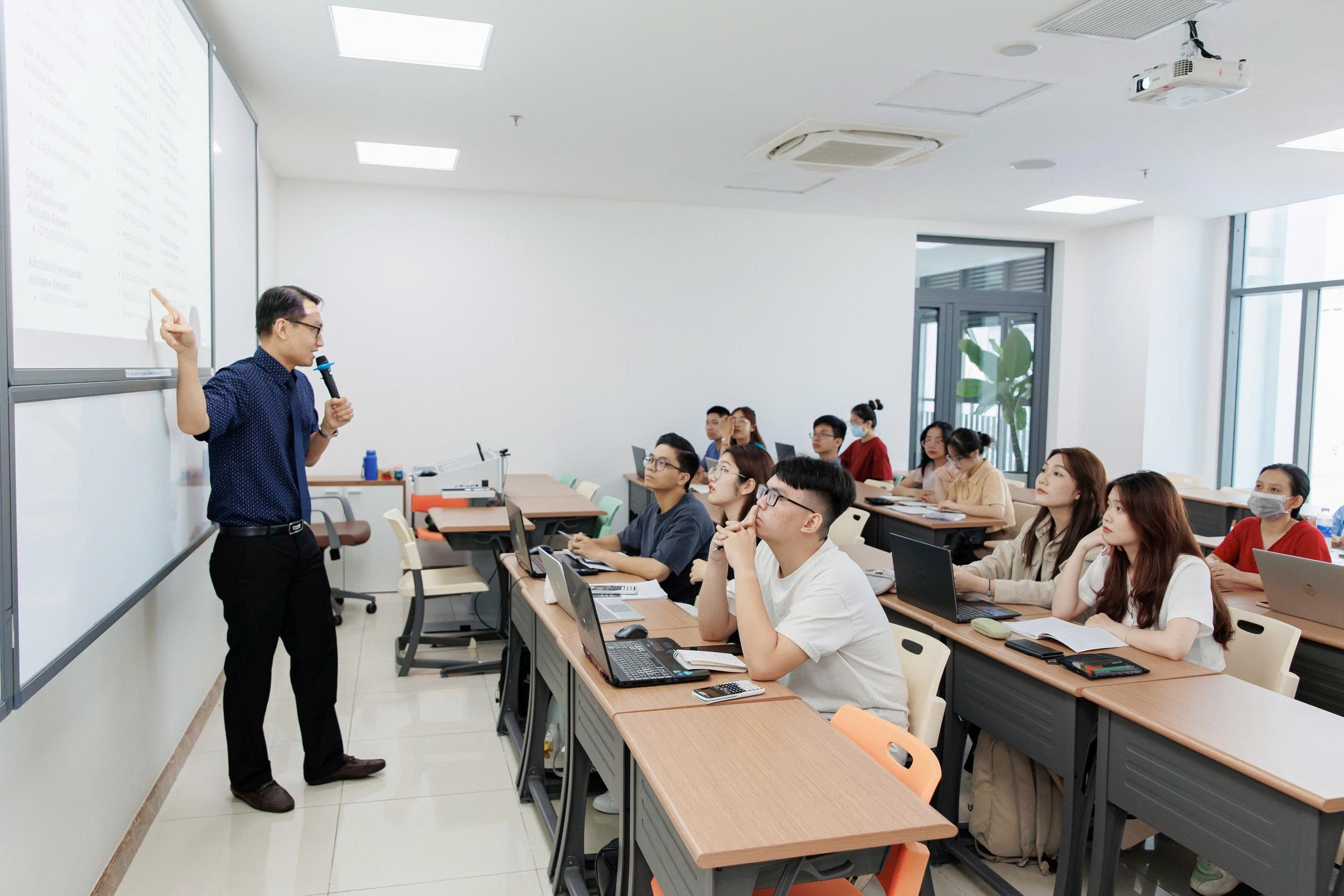 UEH - Đại học được Chính phủ lựa chọn, hướng mục tiêu phát triển chuẩn đại học tiên tiến châu Á