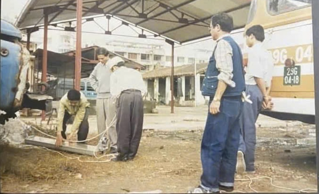 Các kỹ sư Việt Nam thực hiện lắp đặt trạm BTS đầu tiên tại Bưu điện Giáp Bát.