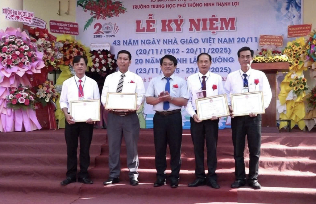 Hai thập kỷ thắp lửa tri thức nơi vùng đất khó