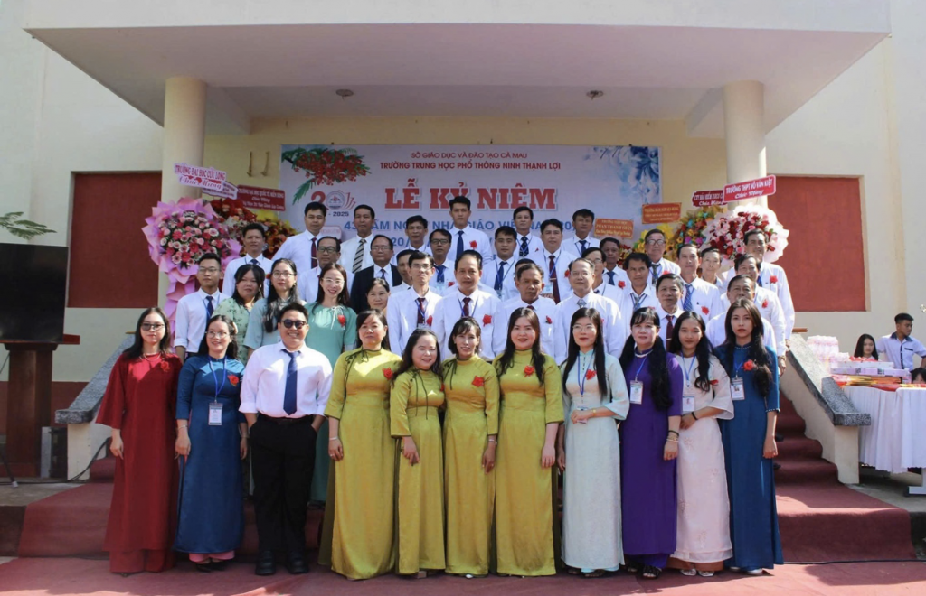 Hai thập kỷ thắp lửa tri thức nơi vùng đất khó