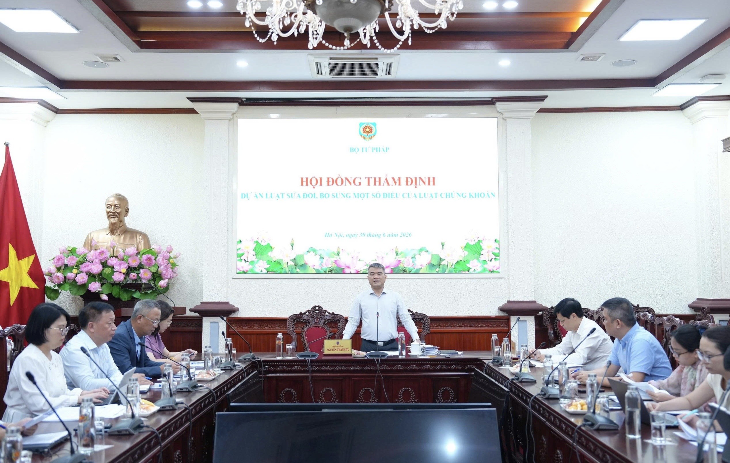 Đẩy mạnh hiện đại hóa, chuyển đổi số, ứng dụng công nghệ thông tin, giao dịch điện tử trong hoạt động chứng khoán và thị trường chứng khoán