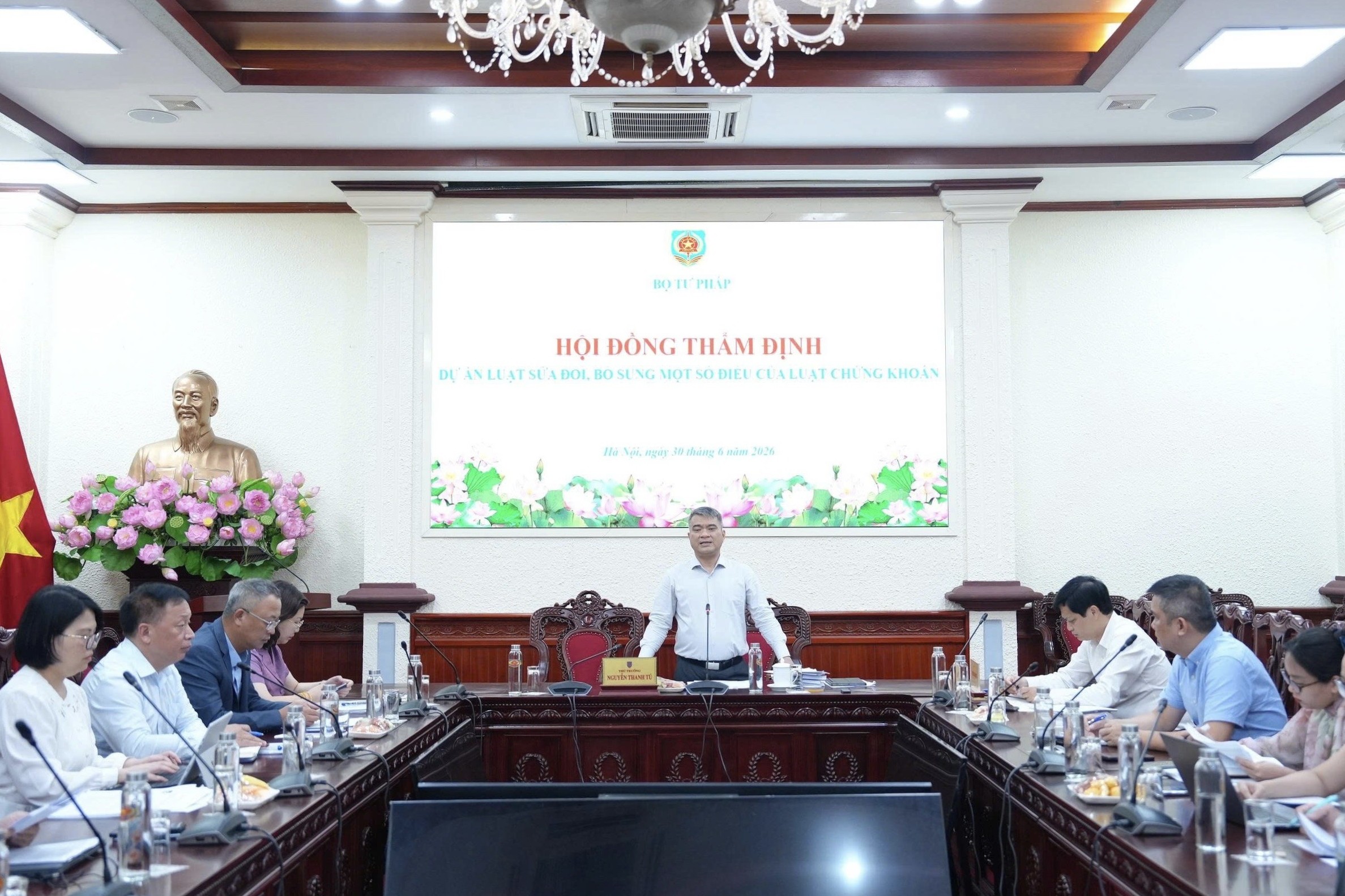 Đẩy mạnh hiện đại hóa, chuyển đổi số, ứng dụng công nghệ thông tin, giao dịch điện tử trong hoạt động chứng khoán và thị trường chứng khoán