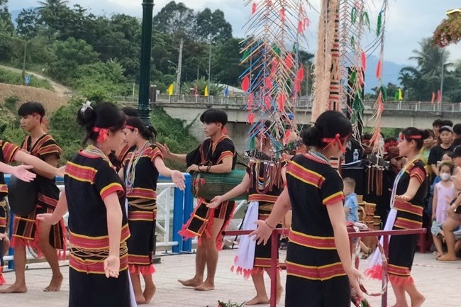 Triển khai đồng bộ hệ giá trị quốc gia, hệ giá trị văn hóa, hệ giá trị gia đình, chuẩn mực con người Việt Nam