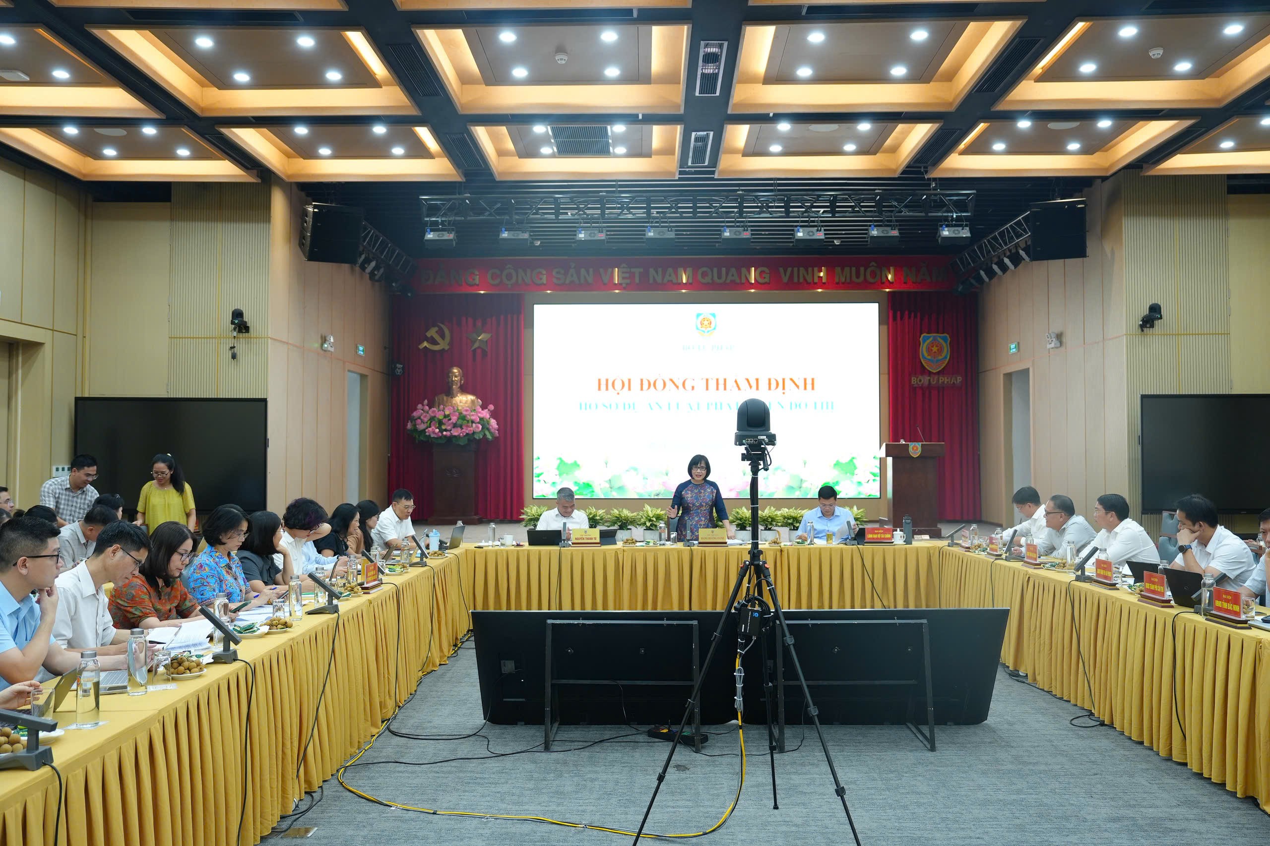 Đẩy mạnh phân quyền, trao quyền cho đô thị đặc biệt và các thành phố