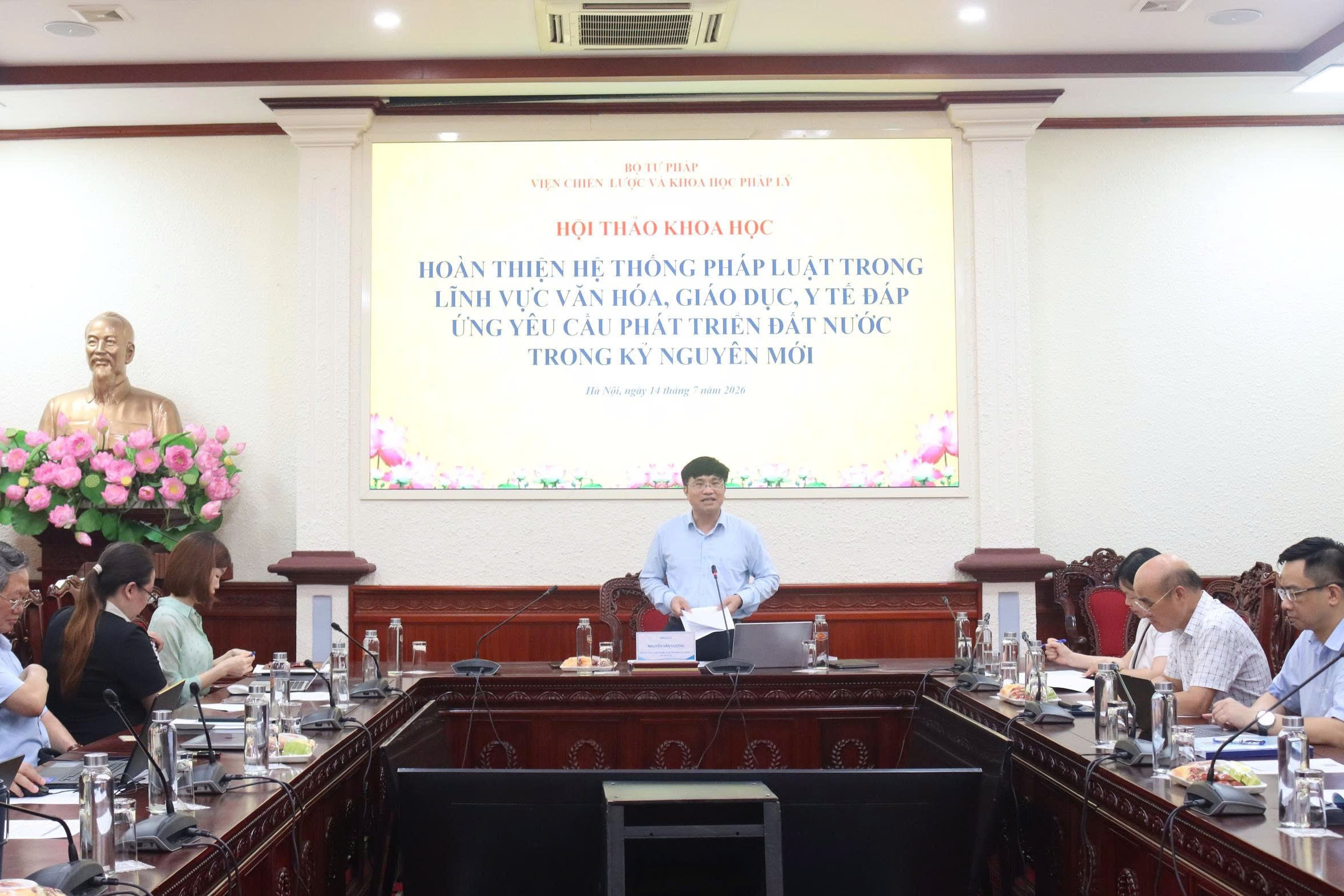 Đổi mới tư duy pháp luật trong các lĩnh vực văn hóa, giáo dục và y tế