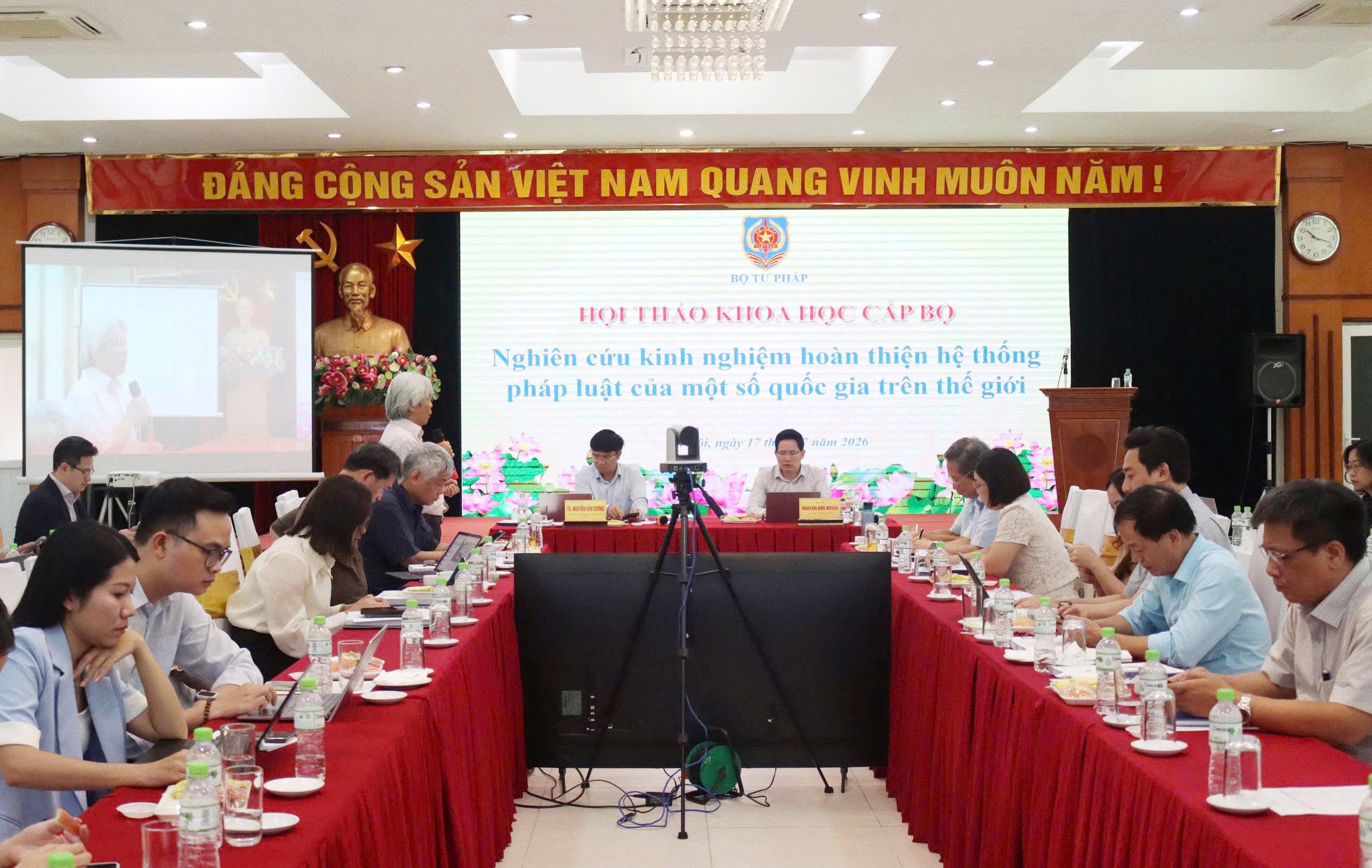 Kinh nghiệm quốc tế trong hoàn thiện hệ thống pháp luật