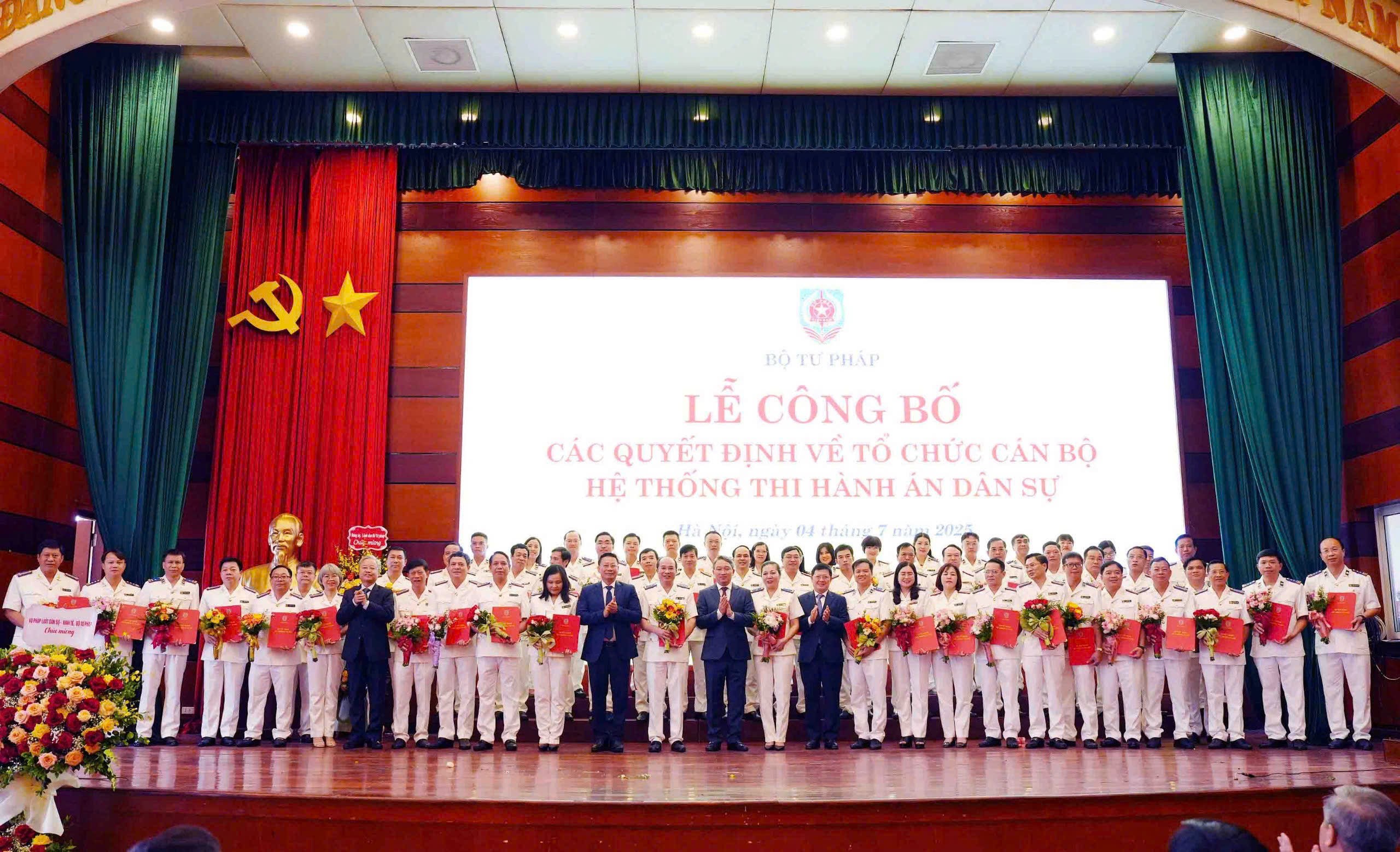 Xây dựng, hoàn thiện tổ chức bộ máy và phát triển nguồn nhân lực Hệ thống Thi hành án dân sự đáp ứng yêu cầu phát triển đất nước trong giai đoạn mới