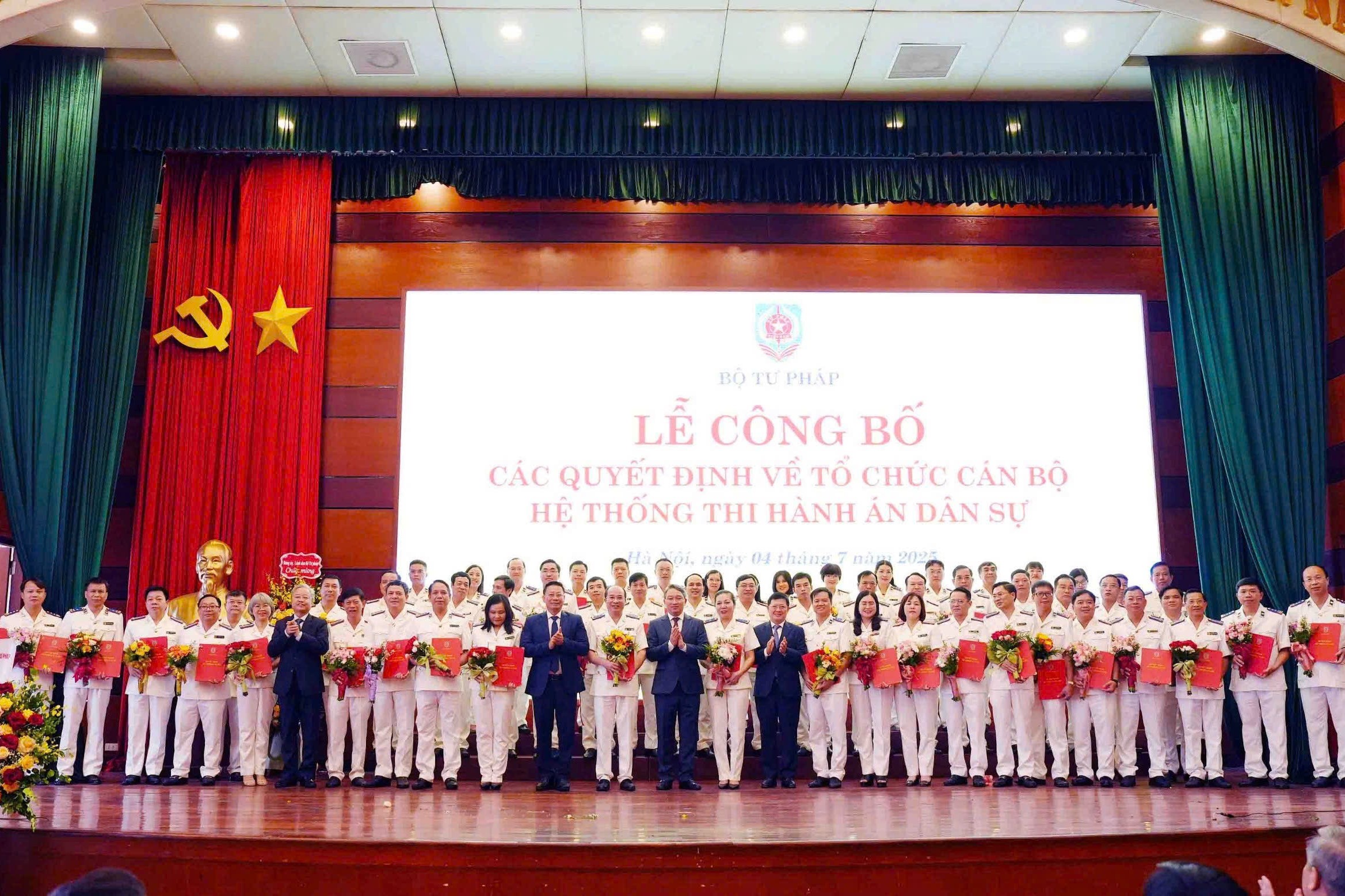 Xây dựng, hoàn thiện tổ chức bộ máy và phát triển nguồn nhân lực Hệ thống Thi hành án dân sự đáp ứng yêu cầu phát triển đất nước trong giai đoạn mới