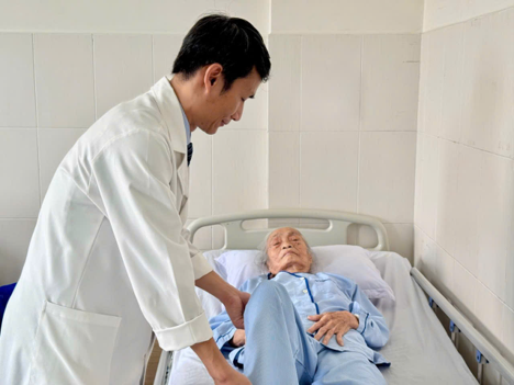 Người bệnh lớn tuổi hoặc nhiều bệnh nền vẫn có thể thay khớp thành công, phục hồi vận động
