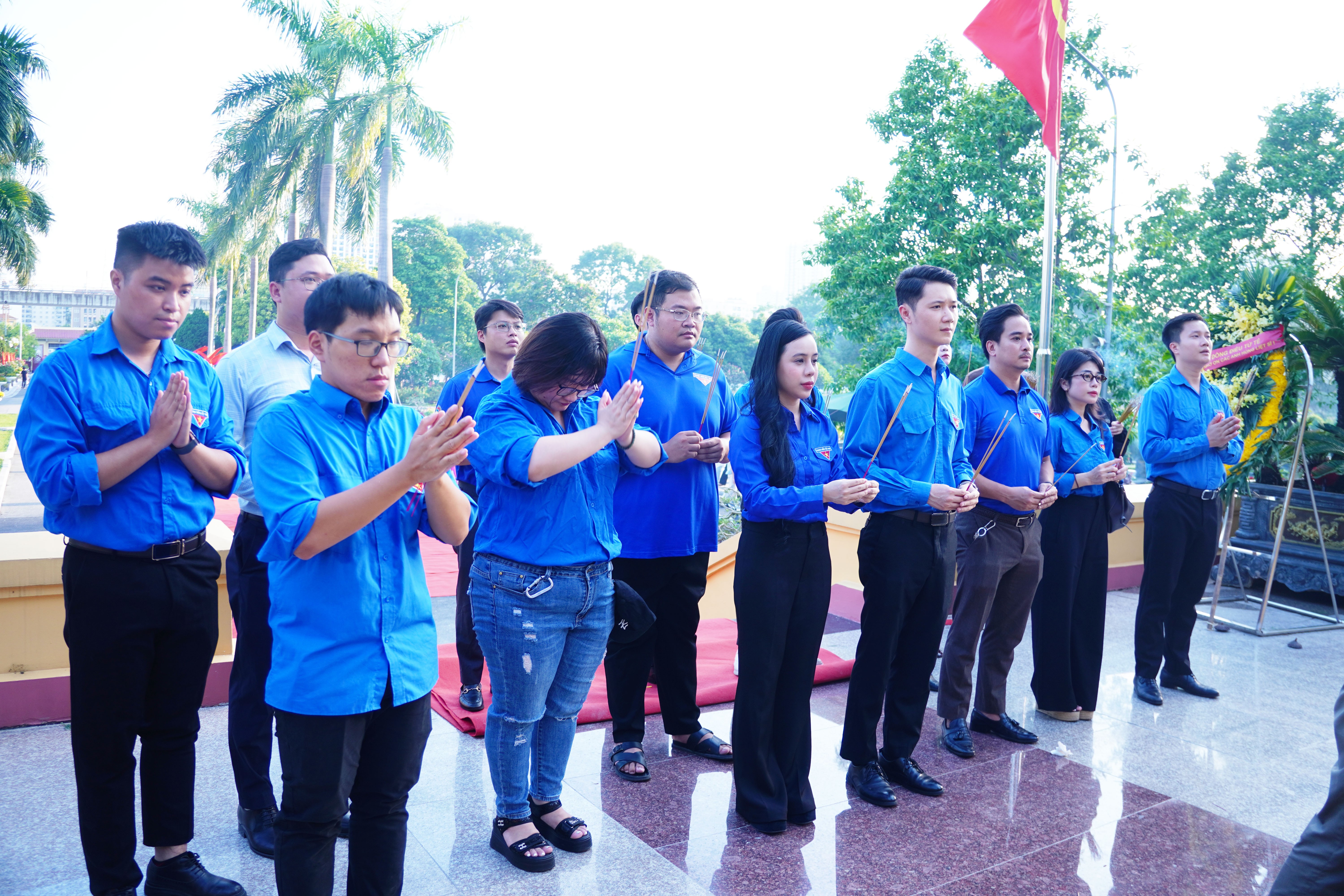 Đoàn Thanh niên Bộ Tư pháp tổ chức Lễ thắp nến tri ân các anh hùng liệt sĩ