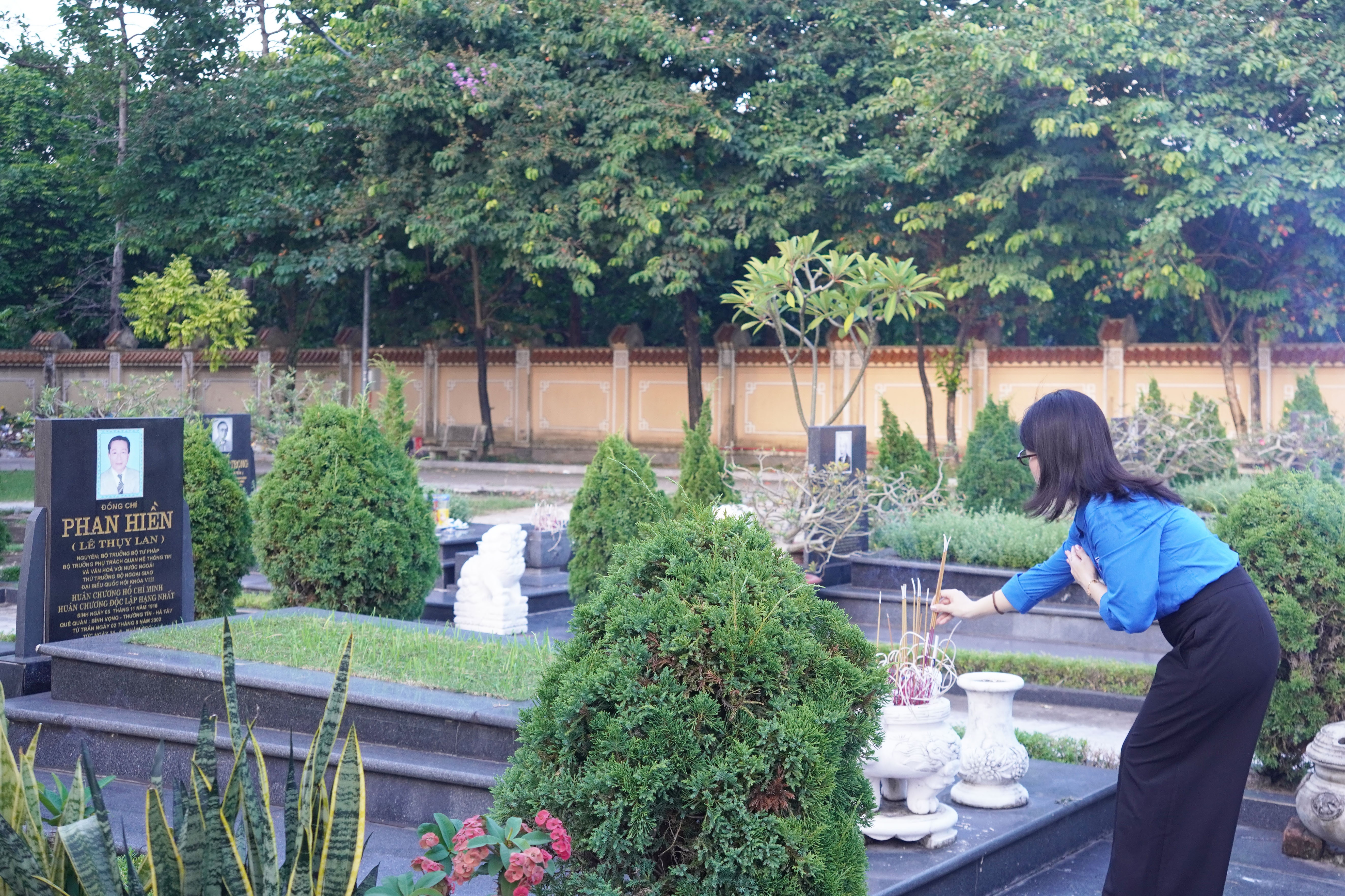 Đoàn Thanh niên Bộ Tư pháp tổ chức Lễ thắp nến tri ân các anh hùng liệt sĩ