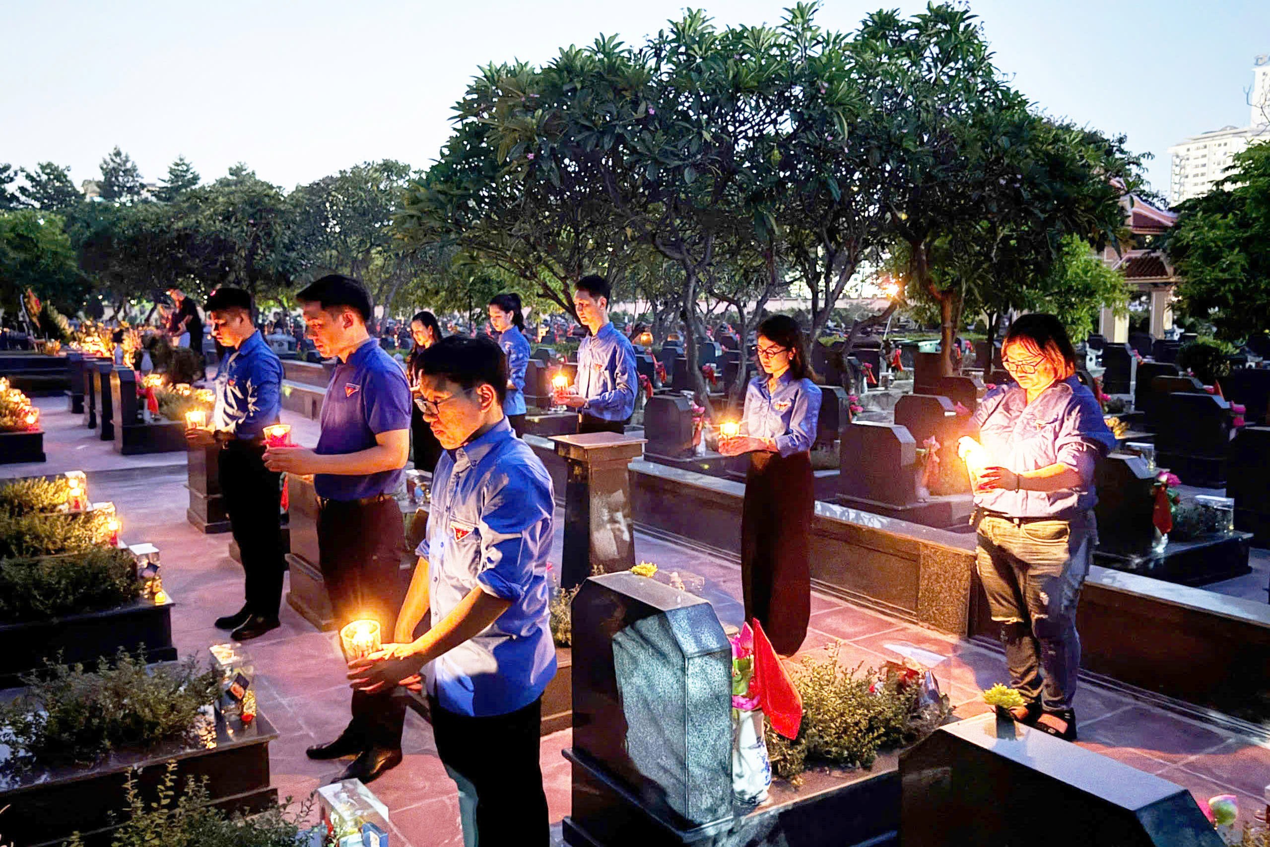 Đoàn Thanh niên Bộ Tư pháp tổ chức Lễ thắp nến tri ân các anh hùng liệt sĩ