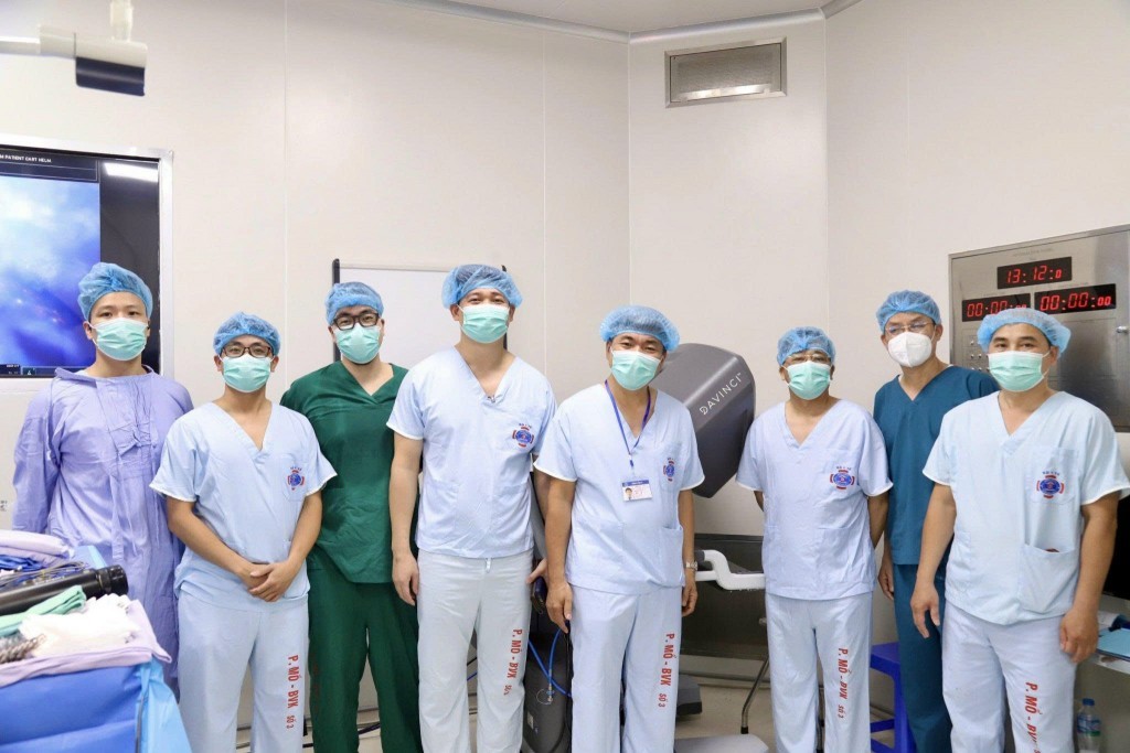 GS.TS Lê Văn Quảng, Giám đốc bệnh viện chỉ đạo trực tiếp trong ca phẫu thuật nội soi robot ung thư tuyến giáp, cắt tuyến giáp qua đường tiền đình miệng.