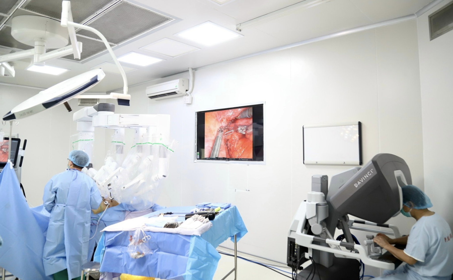 Ca mổ thực hiện bởi phẫu thuật viên giàu kinh nghiệm cùng sự hỗ trợ của hệ thống nội soi robot hiện đại tại Bệnh viện K mang lại nhiều lợi ích, nâng cao hiệu quả điều trị cho người bệnh.