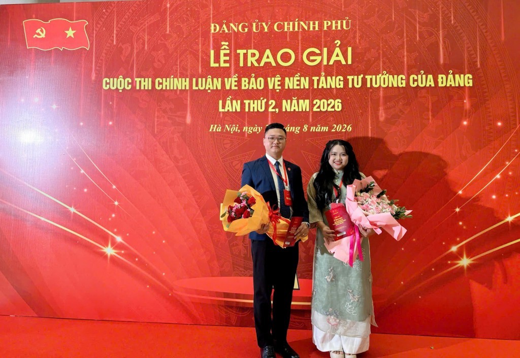 Đồng chí Nguyễn Hoàng Trung, ban biên tập thư ký toà soạn và đồng chí Nguyễn Song An, ban tạp chí Điện tử vinh dự nhận giải