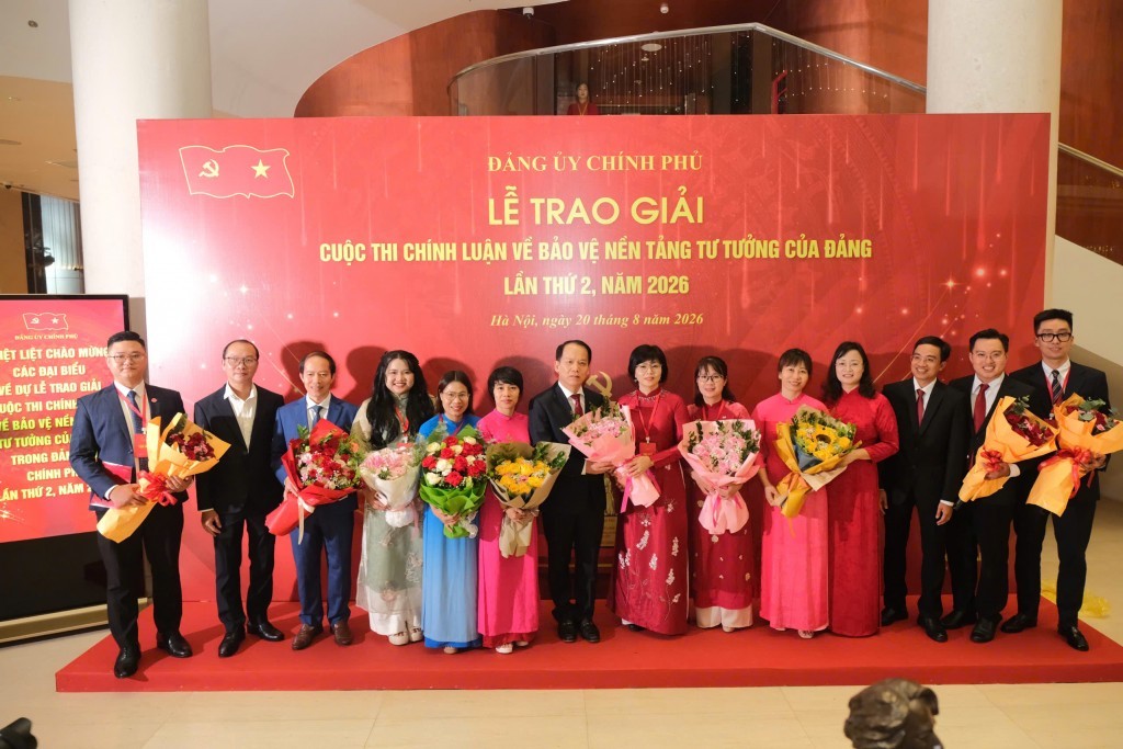 Ủy viên Trung ương Đảng, Bộ trưởng Bộ Tư pháp Hoàng Thanh Tùng chúc mừng và chia vui vói lãnh đạo Báo Pháp luật Việt Nam, các tác giả thuộc Báo và các đơn vị của Bộ Tư pháp đoạt giải.