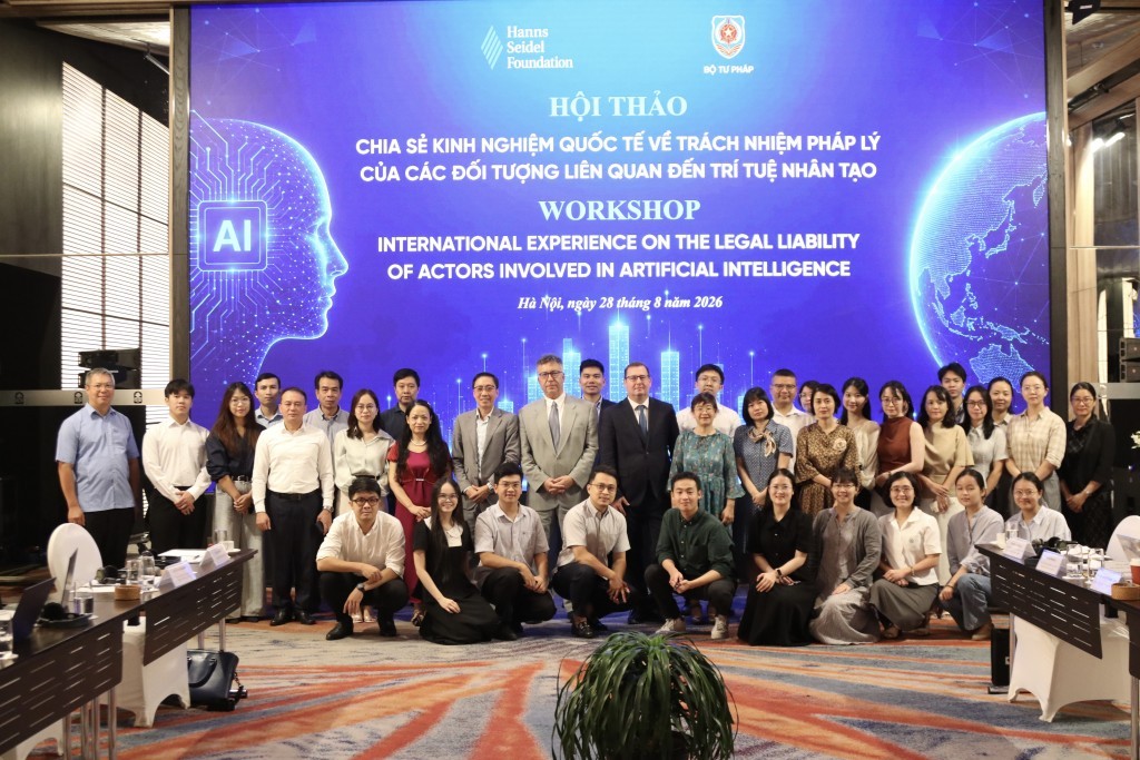 Các đại biểu chụp ảnh kỷ niệm tại Hội thảo