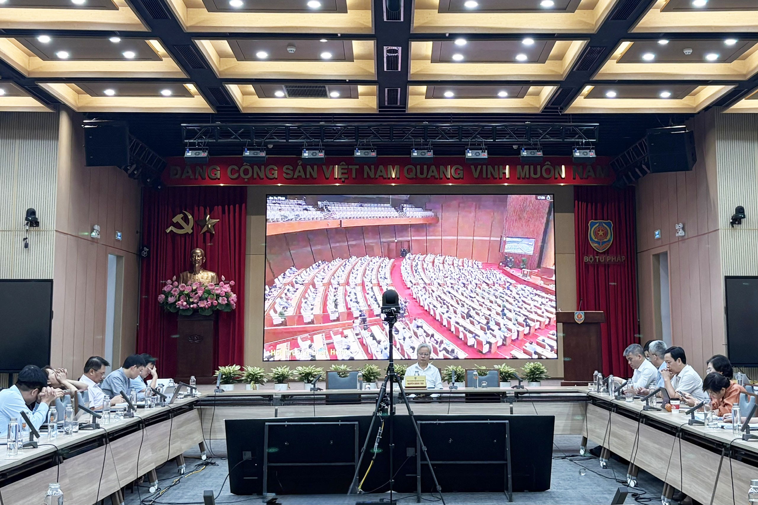 Nâng cao năng lực lãnh đạo, cầm quyền của Đảng, phát triển nhanh, bền vững đất nước