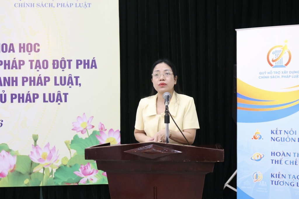 Phó Cục trưởng Nguyễn Thị Minh Phương trình bày dự thảo Báo cáo chuyên đề