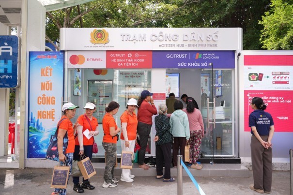 Long Châu tiếp tục đồng hành cùng Công an TP.HCM nhân rộng mô hình chuyển đổi số đột phá Trạm Công dân số