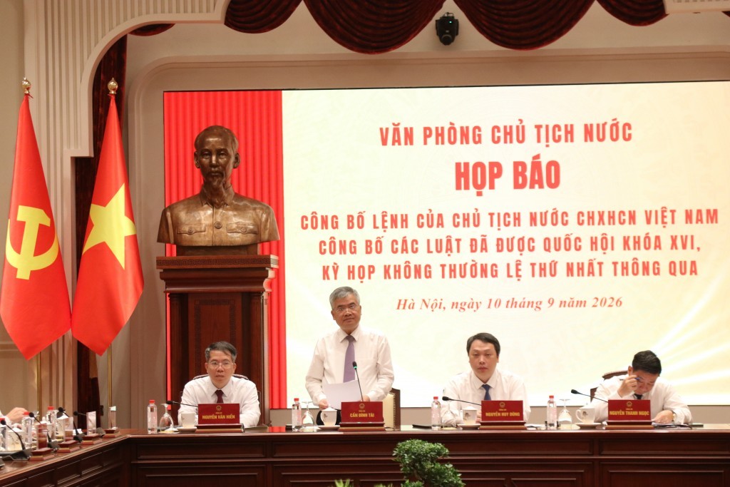 Phó Chủ nhiệm Văn phòng Chủ tịch nước Cấn Đình Tài chủ trì họp báo