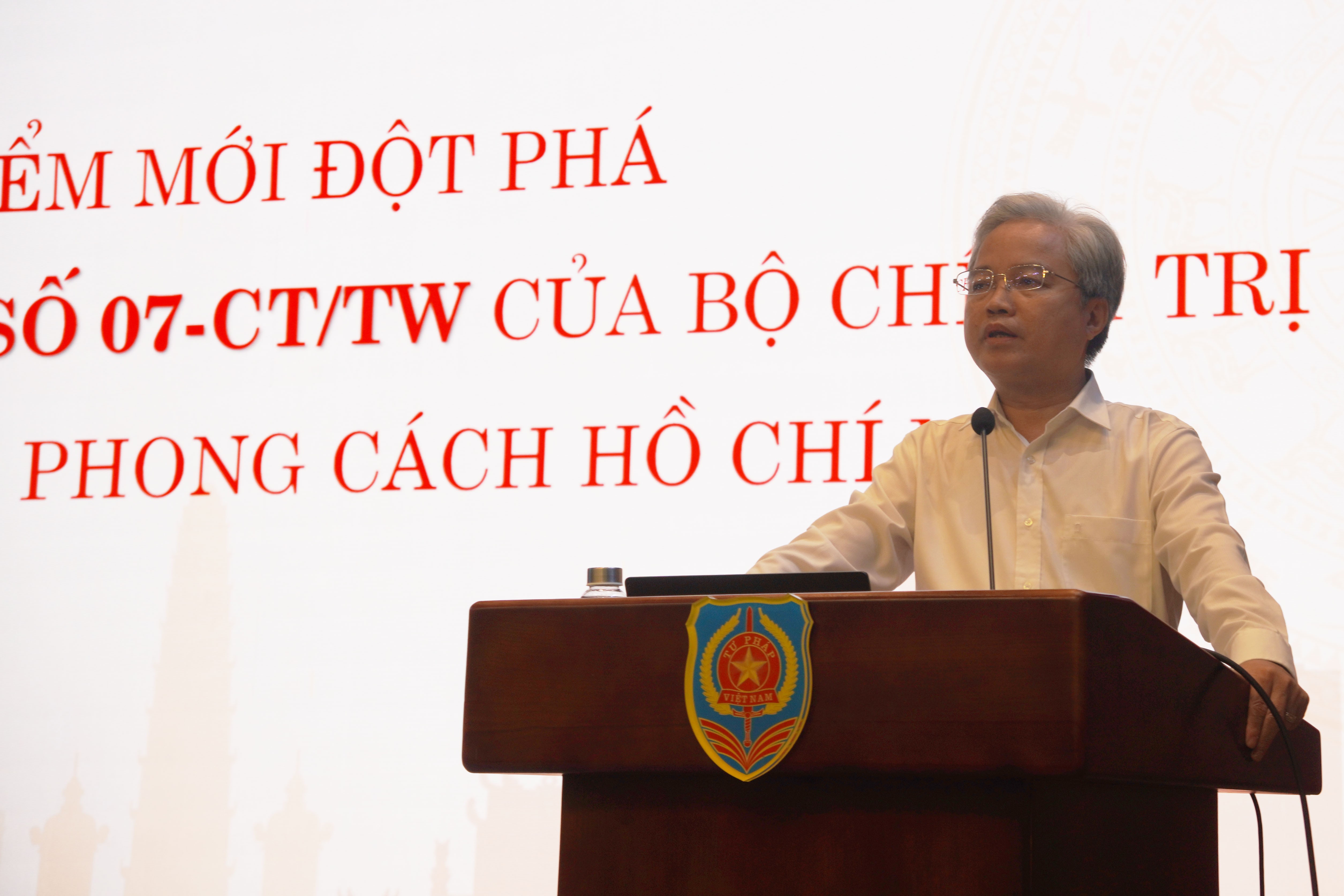 Phát huy tư tưởng, đạo đức, phương pháp, phong cách Hồ Chí Minh trong thực tiễn công tác Bộ, ngành Tư pháp