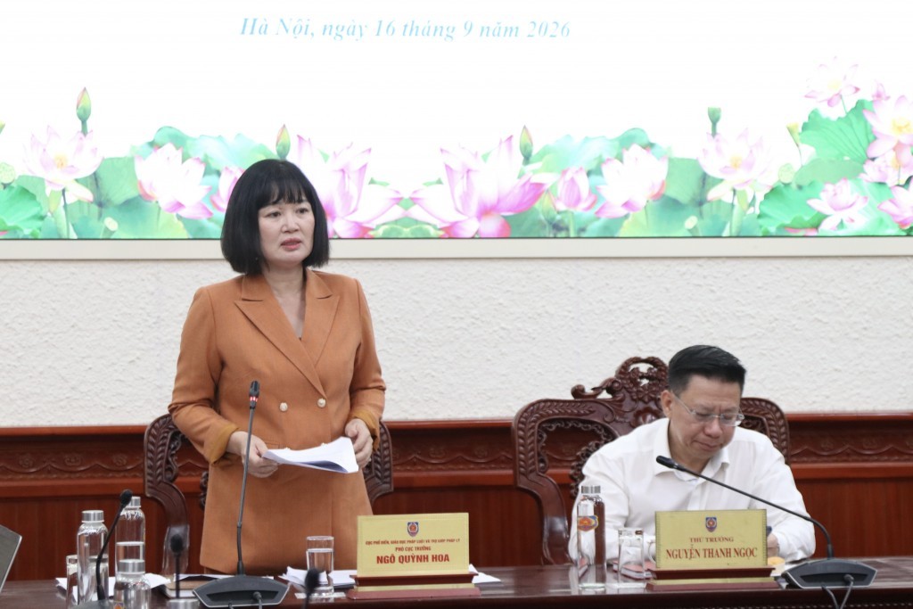Bà Ngô Quỳnh Hoa, Phó Cục trưởng Cục Phổ biến, giáo dục pháp luật và Trợ giúp pháp lý Báo cáo tóm tắt dự thảo Nghị định