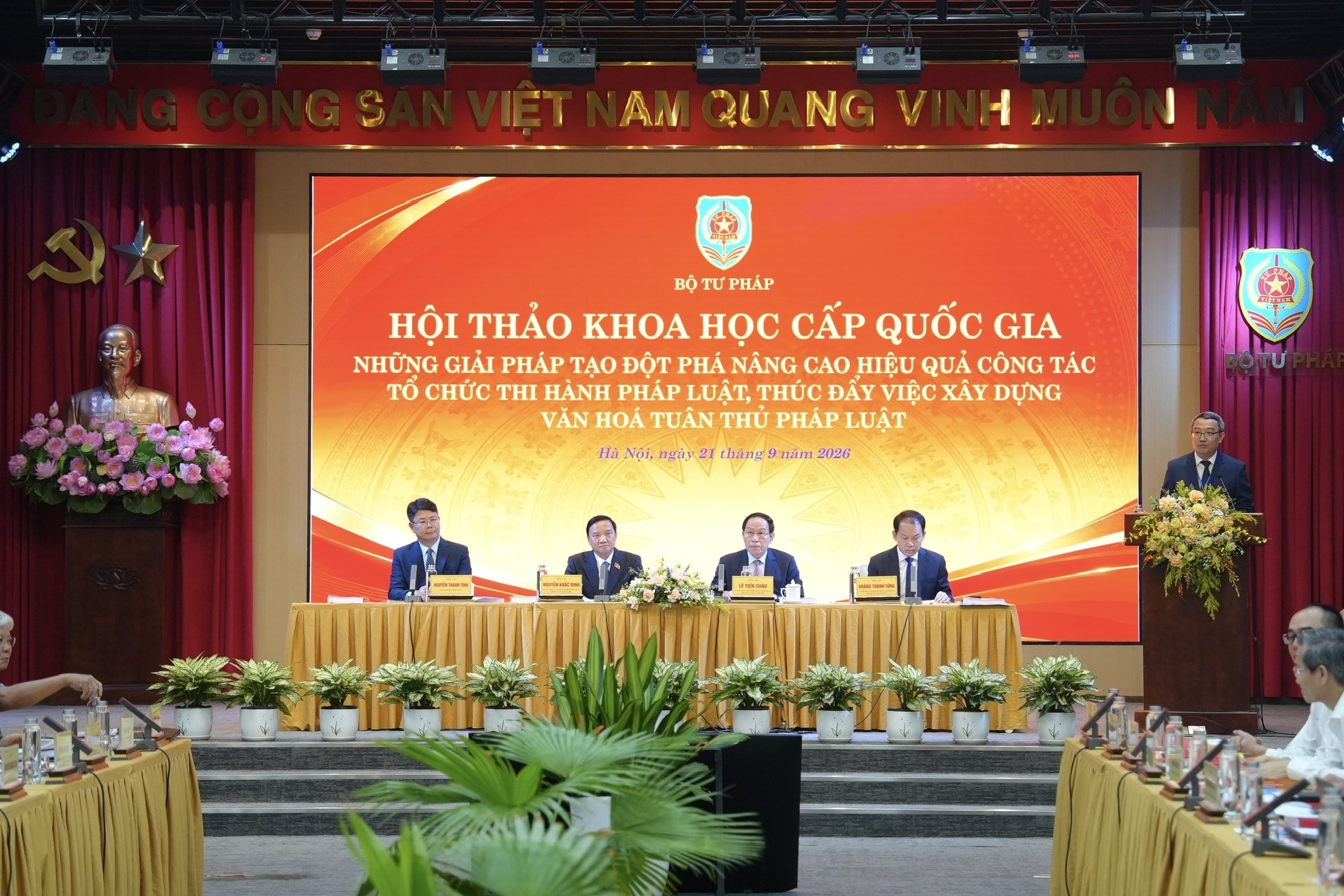 Phó Thủ tướng Lê Tiến Châu: Tạo môi trường để người dân, doanh nghiệp "dễ làm đúng, muốn làm đúng" pháp luật