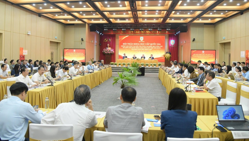 Đổi mới tư duy, đưa cuộc sống vào pháp luật