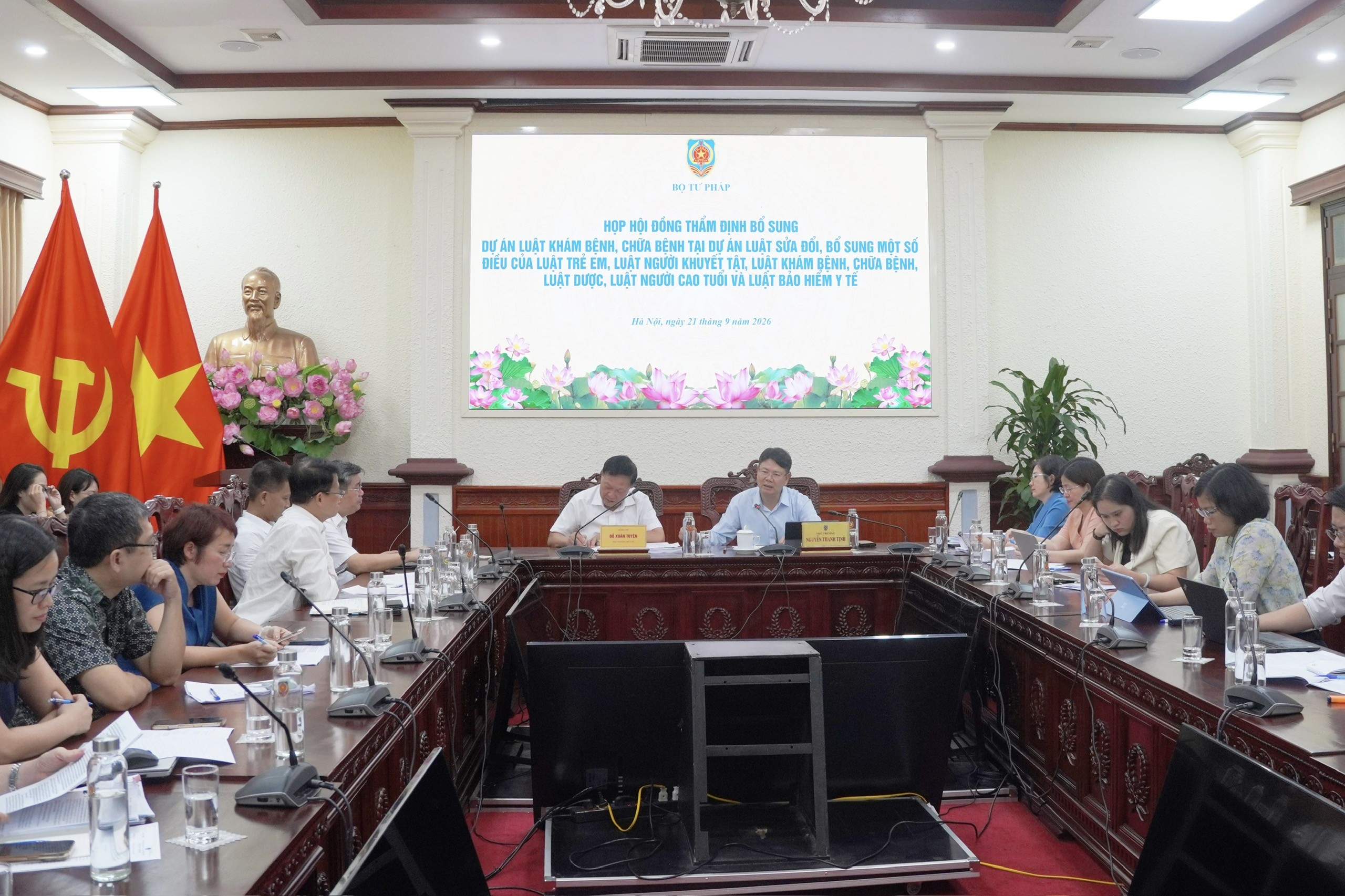 Hoàn thiện cơ chế quản lý thuốc, thiết bị y tế theo hướng chặt chẽ, khả thi